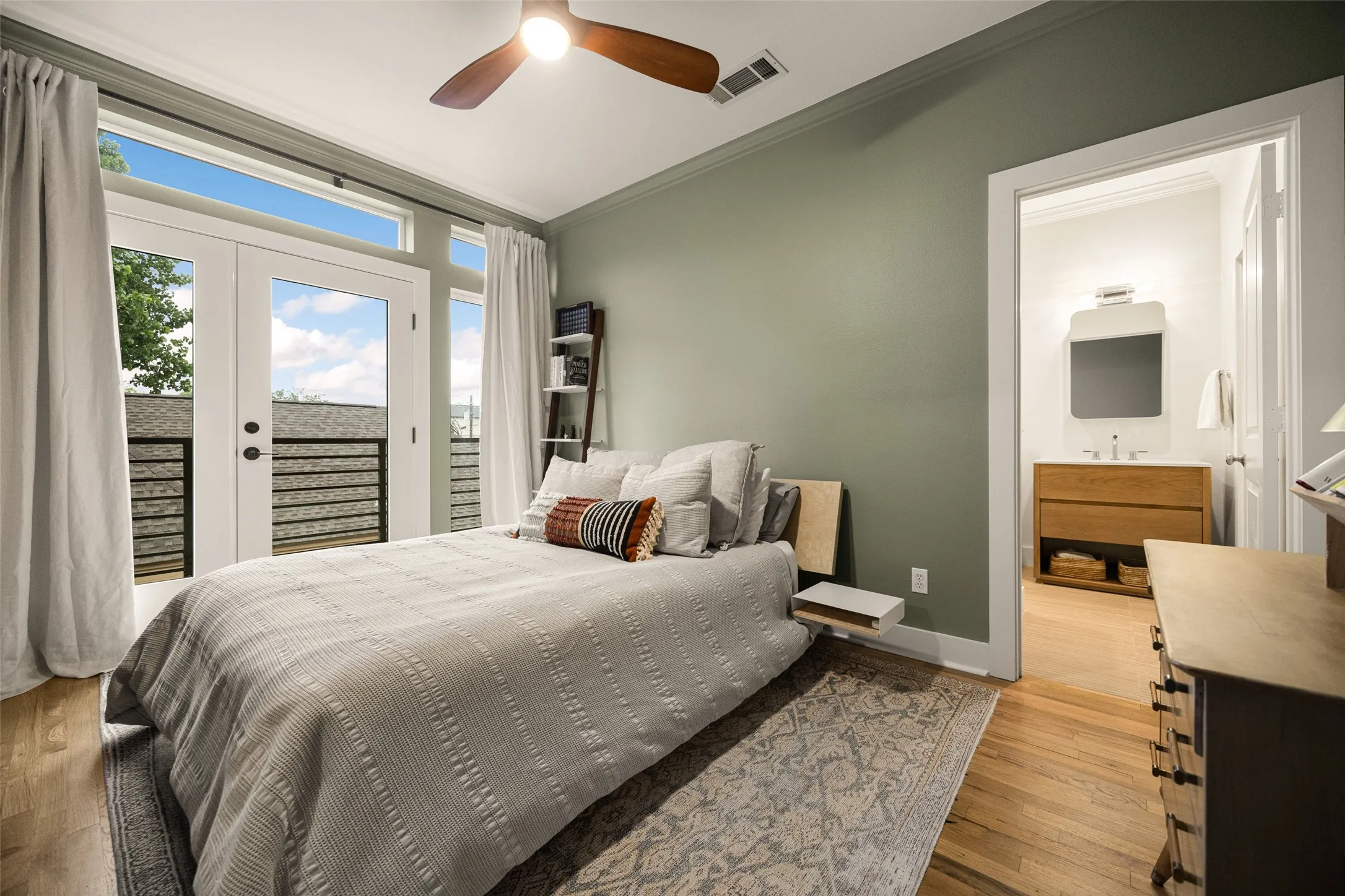 Condominium For Sale in Dallas County , 5711 Ross Avenue 6, Dallas, Texas 75206, 2 Bedroom, 3 Bathroom, 2 Garage spaces, 1,395 Sqft, built in 2007, mls#21414105, Real Estate Agent in Dallas, Homes For Sale in Dallas county, Homes For Sale in Dallas, Realtor in Dallas Texas, Real Estate Brokerage Independent Realty Texas, Luminita Cordes Realtor