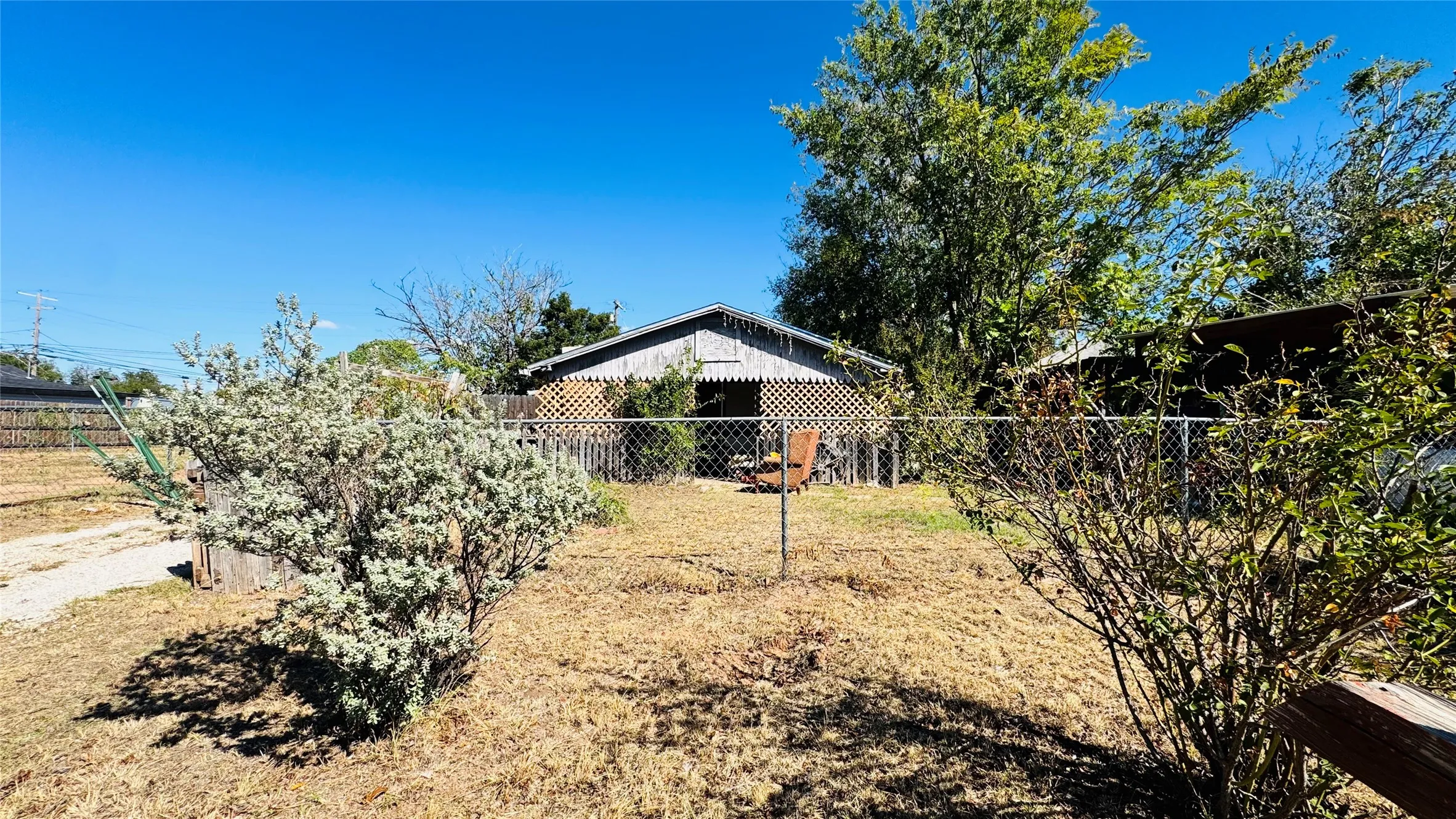Single Family Residence For Sale in Taylor County , 2117 Poplar Street, Abilene, Texas 79602, 3 Bedroom, 1 Bathroom, Garage spaces, 1,092 Sqft, built in 1941, mls#21413973, Real Estate Agent in Abilene, Homes For Sale in Taylor county, Homes For Sale in Abilene, Realtor in Abilene Texas, Real Estate Brokerage Independent Realty Texas, Luminita Cordes Realtor