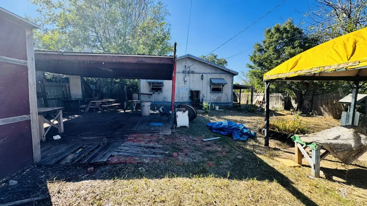 Single Family Residence For Sale in Taylor County , 2117 Poplar Street, Abilene, Texas 79602, 3 Bedroom, 1 Bathroom, Garage spaces, 1,092 Sqft, built in 1941, mls#21413973, Real Estate Agent in Abilene, Homes For Sale in Taylor county, Homes For Sale in Abilene, Realtor in Abilene Texas, Real Estate Brokerage Independent Realty Texas, Luminita Cordes Realtor