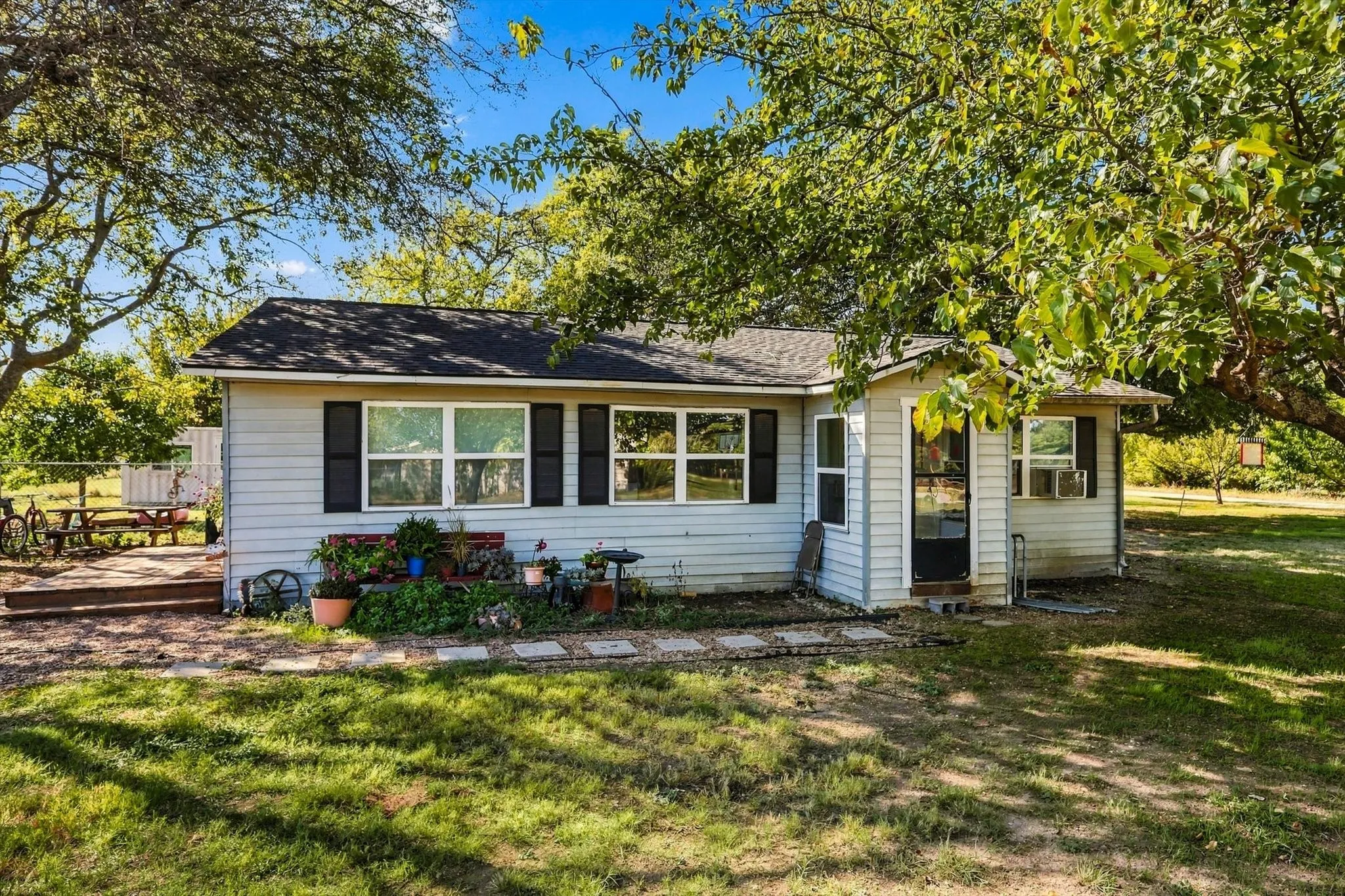 Welcome to 1320 Apple Lane in Midlothian Texas.  Zoned to MHS and Dieterich Middle School.