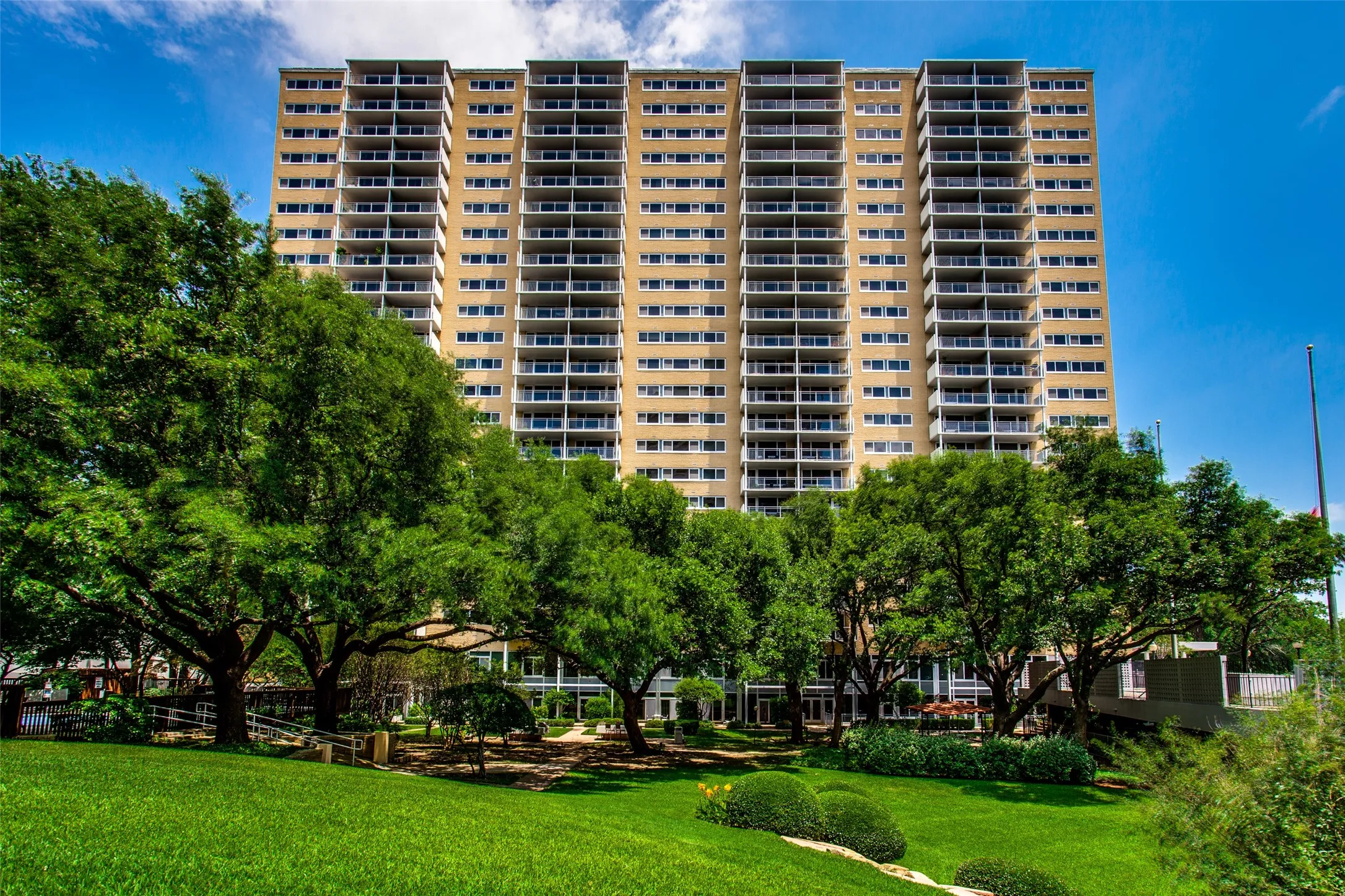 Condominium For Sale in Dallas County , 3883 Turtle Creek Boulevard 416, Dallas, Texas 75219, 1 Bedroom, 1 Bathroom, 2 Garage spaces, 862 Sqft, built in 1963, mls#21413434, Real Estate Agent in Dallas, Homes For Sale in Dallas county, Homes For Sale in Dallas, Realtor in Dallas Texas, Real Estate Brokerage Independent Realty Texas, Luminita Cordes Realtor