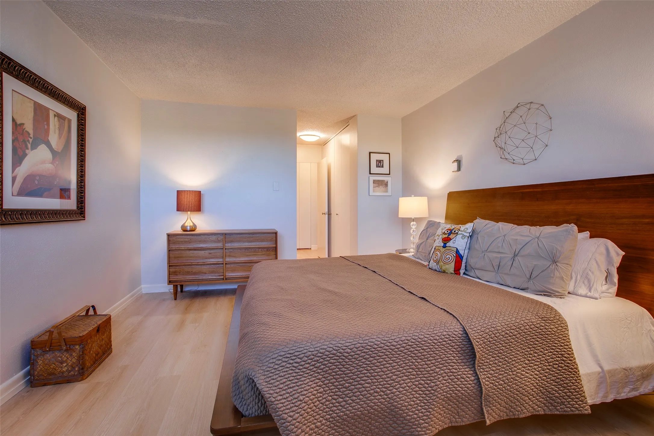 Condominium For Sale in Dallas County , 3883 Turtle Creek Boulevard 416, Dallas, Texas 75219, 1 Bedroom, 1 Bathroom, 2 Garage spaces, 862 Sqft, built in 1963, mls#21413434, Real Estate Agent in Dallas, Homes For Sale in Dallas county, Homes For Sale in Dallas, Realtor in Dallas Texas, Real Estate Brokerage Independent Realty Texas, Luminita Cordes Realtor