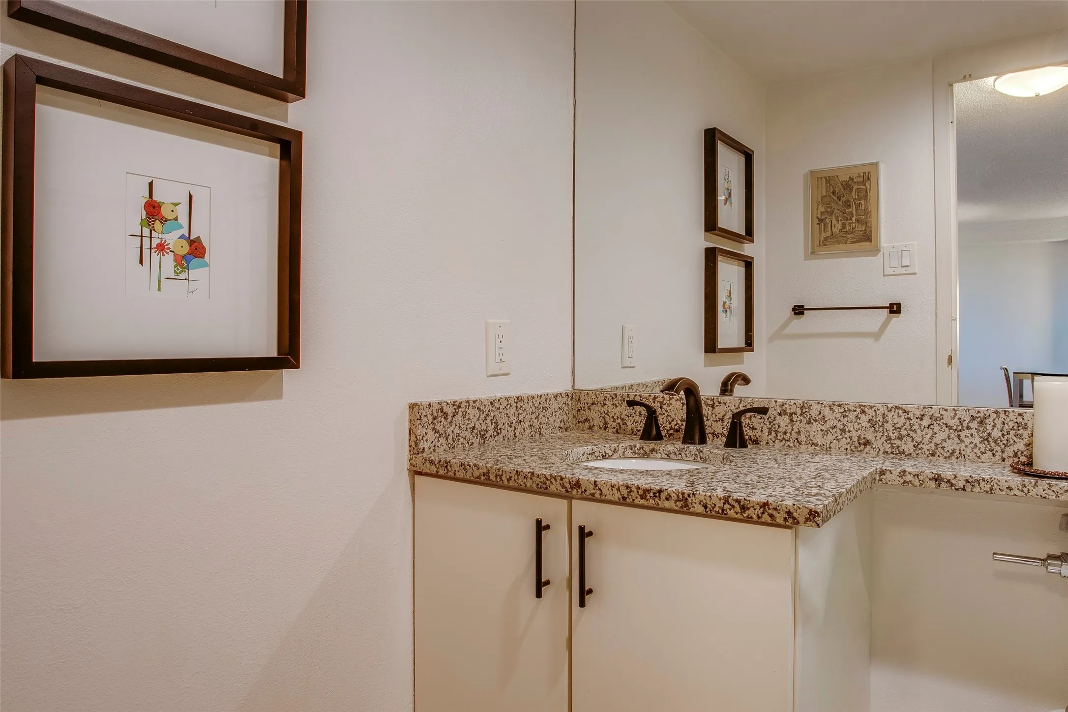 Condominium For Sale in Dallas County , 3883 Turtle Creek Boulevard 416, Dallas, Texas 75219, 1 Bedroom, 1 Bathroom, 2 Garage spaces, 862 Sqft, built in 1963, mls#21413434, Real Estate Agent in Dallas, Homes For Sale in Dallas county, Homes For Sale in Dallas, Realtor in Dallas Texas, Real Estate Brokerage Independent Realty Texas, Luminita Cordes Realtor