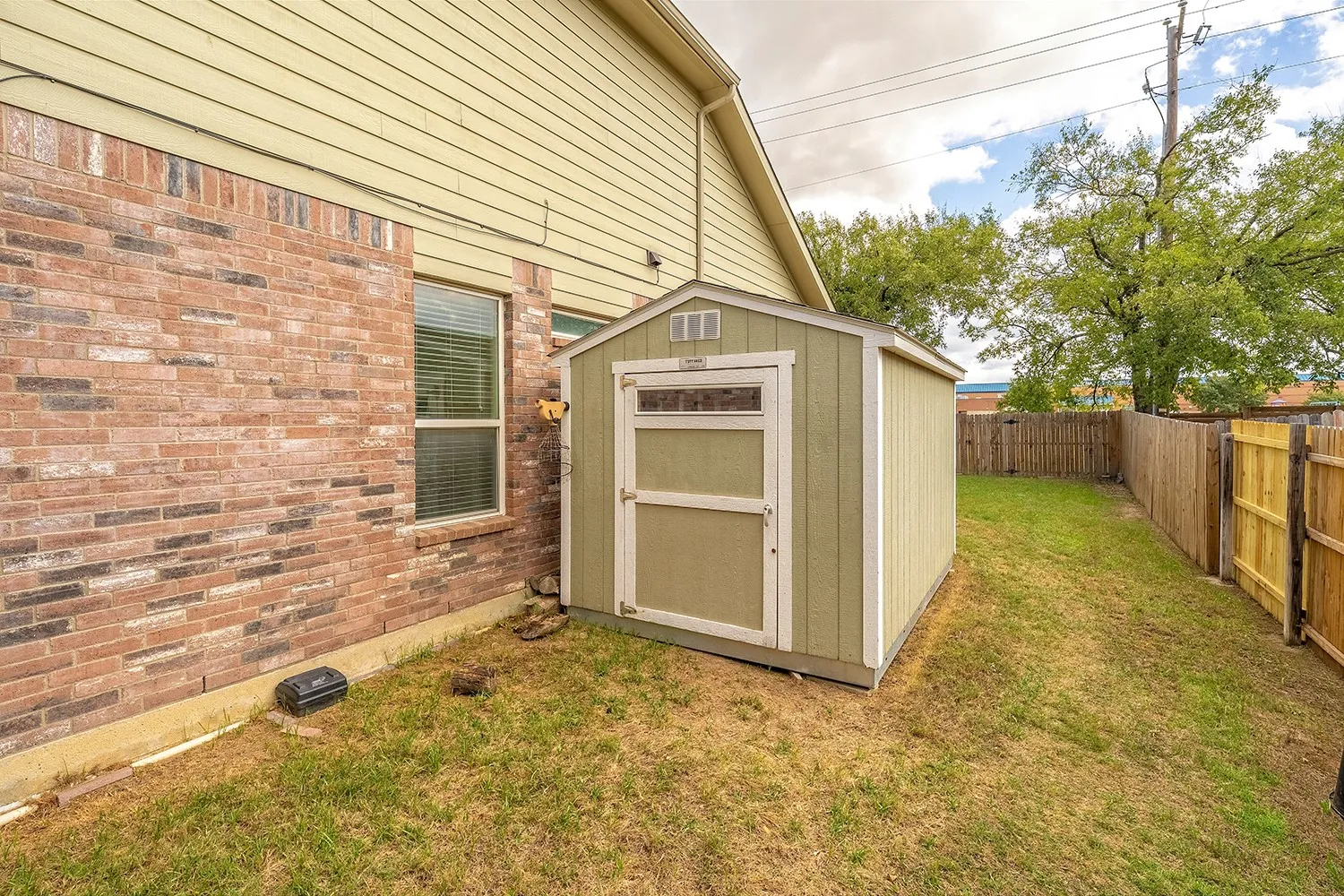 Single Family Residence For Sale in Denton County , 108 Blackforest Road, Krum, Texas 76249, 5 Bedroom, 3 Bathroom, 3 Garage spaces, 3,179 Sqft, built in 2011, mls#21413979, Real Estate Agent in Krum, Homes For Sale in Denton county, Homes For Sale in Krum, Realtor in Krum Texas, Real Estate Brokerage Independent Realty Texas, Luminita Cordes Realtor