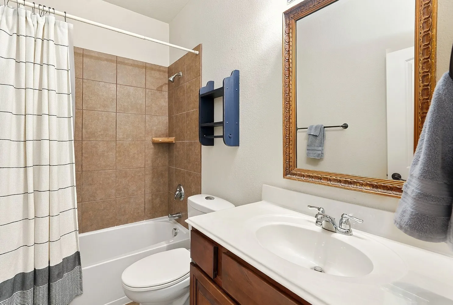 Single Family Residence For Sale in Denton County , 108 Blackforest Road, Krum, Texas 76249, 5 Bedroom, 3 Bathroom, 3 Garage spaces, 3,179 Sqft, built in 2011, mls#21413979, Real Estate Agent in Krum, Homes For Sale in Denton county, Homes For Sale in Krum, Realtor in Krum Texas, Real Estate Brokerage Independent Realty Texas, Luminita Cordes Realtor