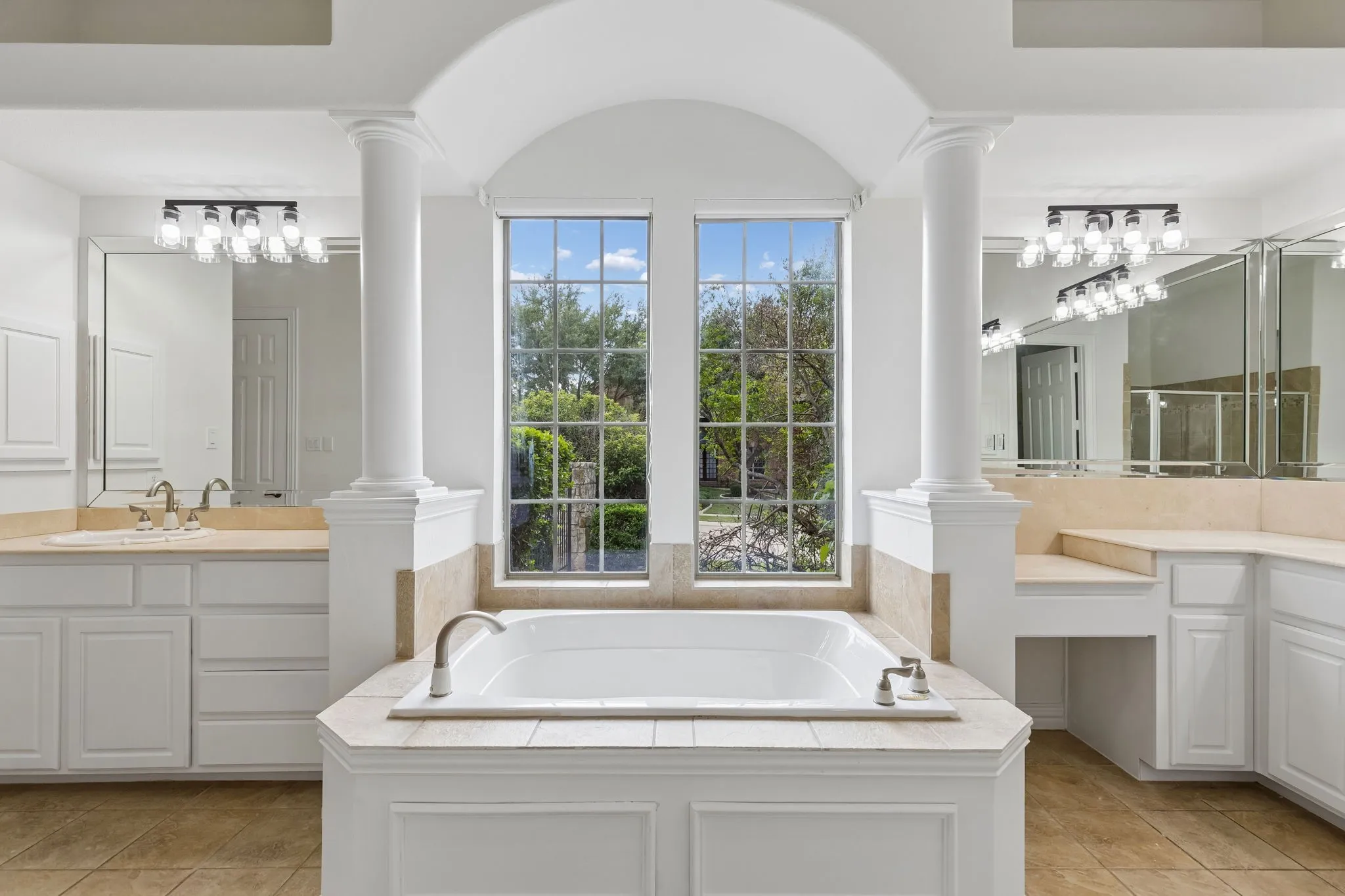 Ensuite bath with well sized tub for soaking and sipping.
