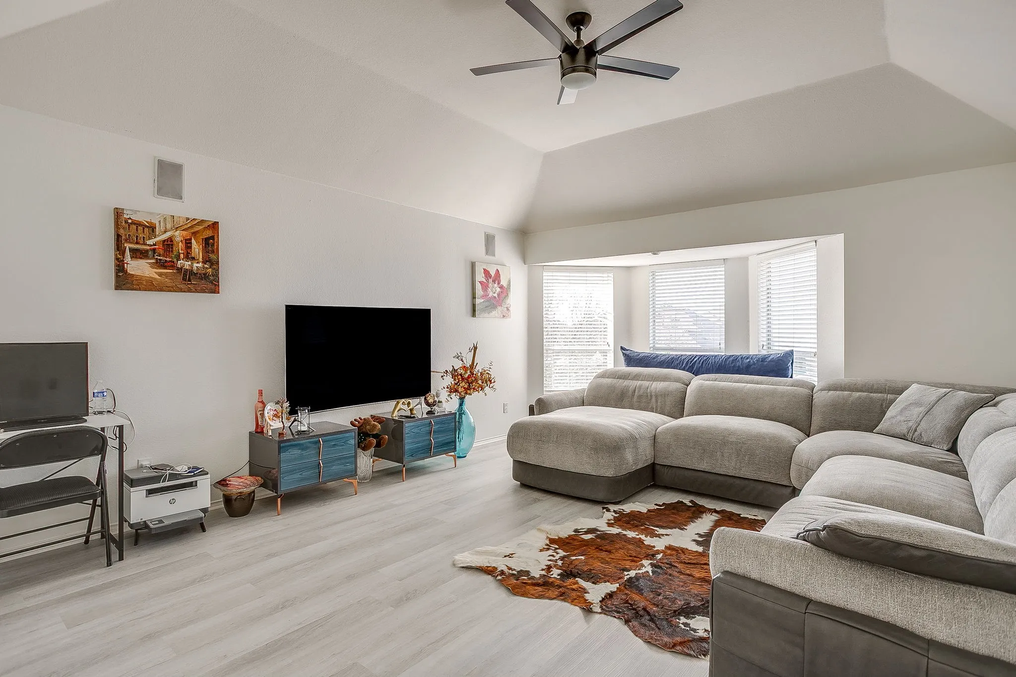 Vaulted ceilings, ceiling fan and walk in closet