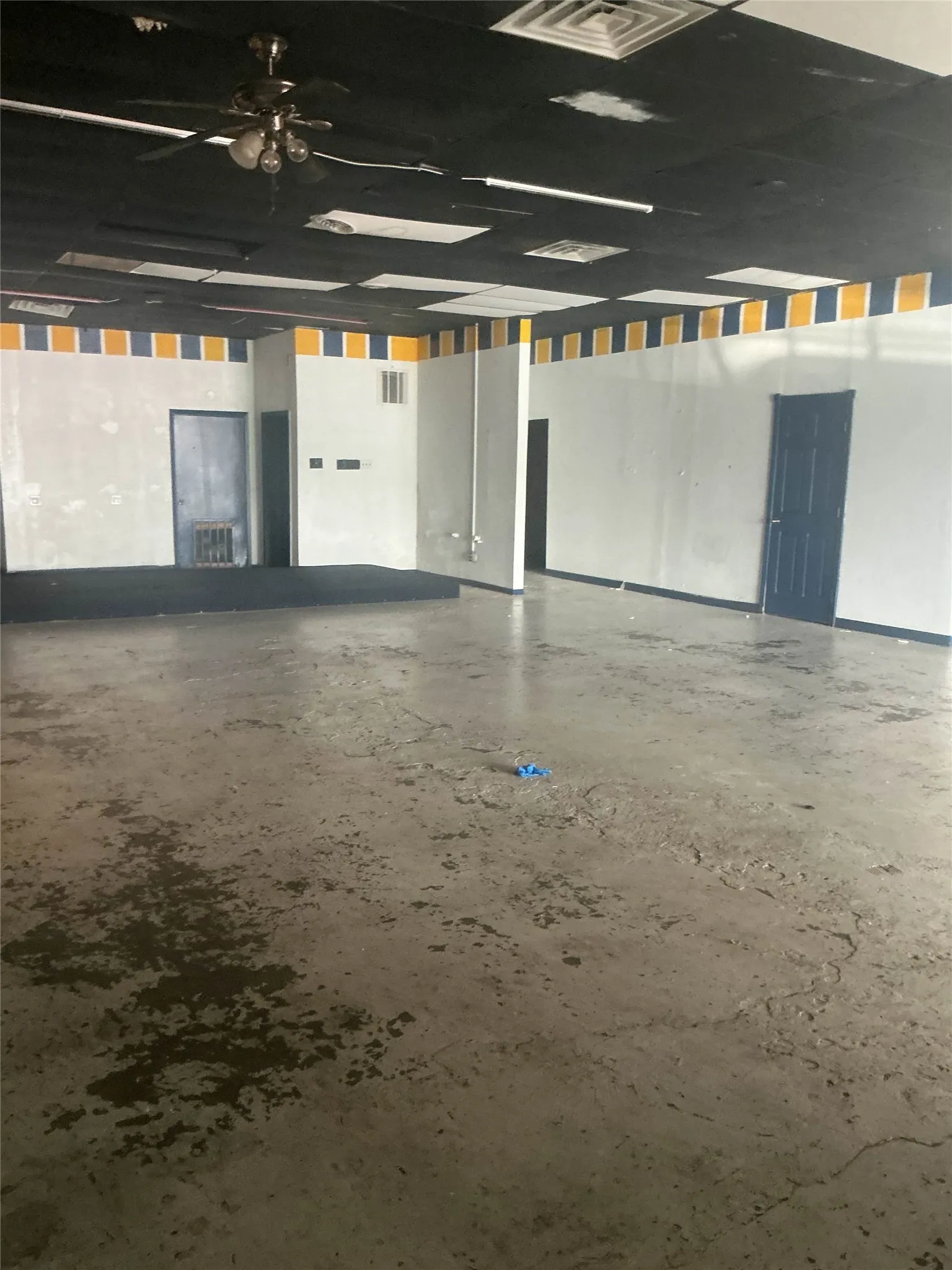 Retail For Rent in Dallas County , 4737 Village Fair Drive 108A, Dallas, Texas 75224, 0, 0, Garage spaces, 3,170 Sqft, built in 1972, mls#21414265, Real Estate Agent in Dallas, Homes For Rent in Dallas county, Homes For Rent in Dallas, Realtor in Dallas Texas, Real Estate Brokerage Independent Realty Texas, Luminita Cordes Realtor