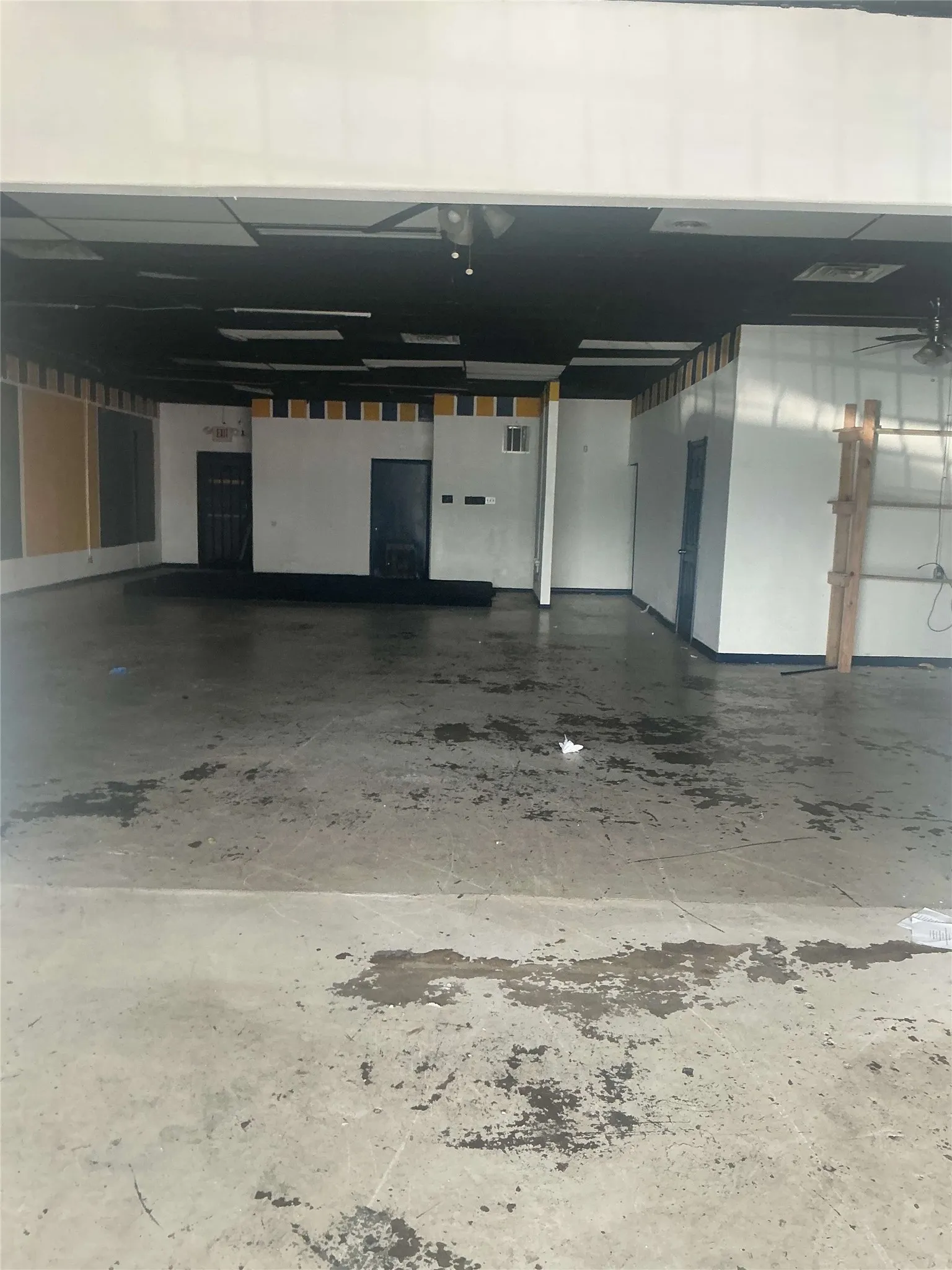 Retail For Rent in Dallas County , 4737 Village Fair Drive 108A, Dallas, Texas 75224, 0, 0, Garage spaces, 3,170 Sqft, built in 1972, mls#21414265, Real Estate Agent in Dallas, Homes For Rent in Dallas county, Homes For Rent in Dallas, Realtor in Dallas Texas, Real Estate Brokerage Independent Realty Texas, Luminita Cordes Realtor