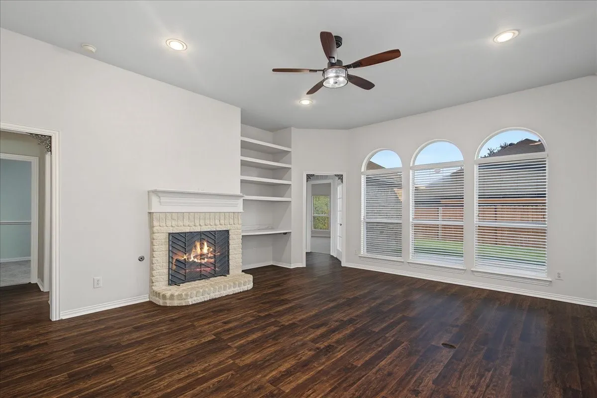 
Split bedrooms - on opposite sides of living area