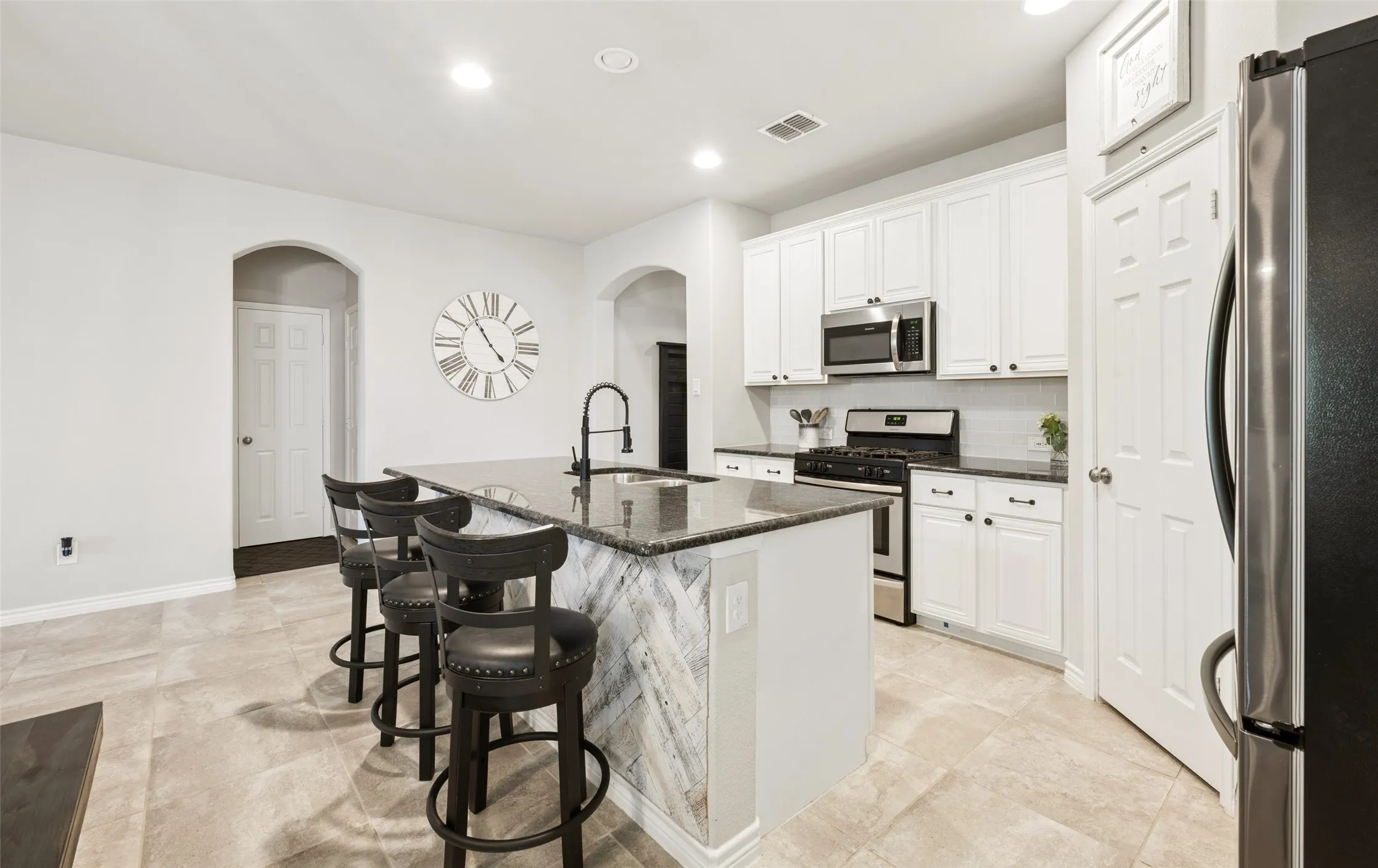 Single Family Residence For Sale in Denton County , 9012 Conroe Drive, Denton, Texas 76226, 3 Bedroom, 2 Bathroom, 2 Garage spaces, 1,974 Sqft, built in 2017, mls#21412879, Real Estate Agent in Denton, Homes For Sale in Denton county, Homes For Sale in Denton, Realtor in Denton Texas, Real Estate Brokerage Independent Realty Texas, Luminita Cordes Realtor