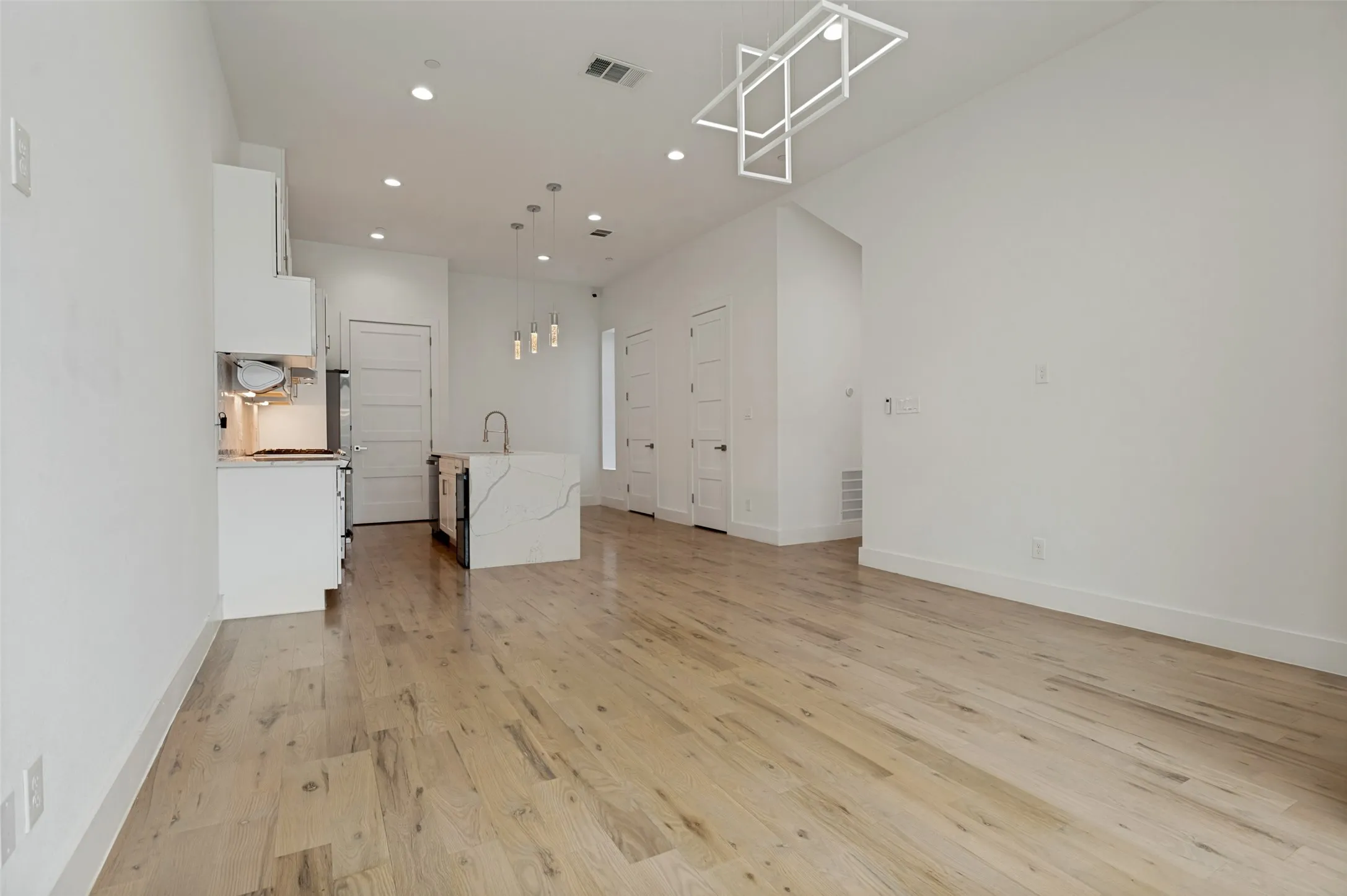 Condominium For Rent in Dallas County , 1910 Caddo Street B105, Dallas, Texas 75204, 2 Bedroom, 3 Bathroom, 2 Garage spaces, 1,500 Sqft, built in 2019, mls#21414333, Real Estate Agent in Dallas, Homes For Rent in Dallas county, Homes For Rent in Dallas, Realtor in Dallas Texas, Real Estate Brokerage Independent Realty Texas, Luminita Cordes Realtor