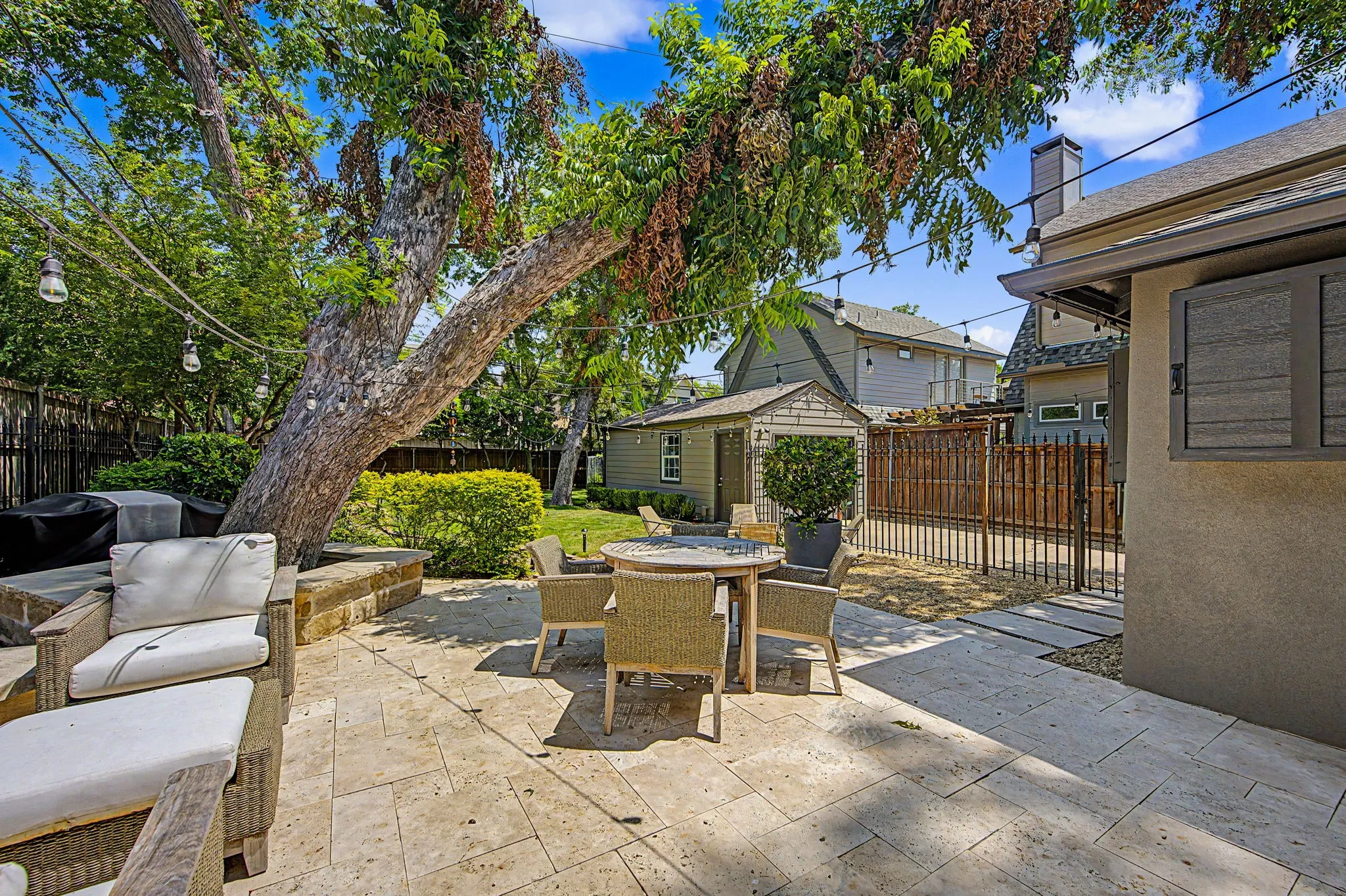 Single Family Residence For Sale in Dallas County , 5515 Goodwin Avenue, Dallas, Texas 75206, 2 Bedroom, 2 Bathroom, 1 Garage spaces, 1,459 Sqft, built in 1926, mls#21414084, Real Estate Agent in Dallas, Homes For Sale in Dallas county, Homes For Sale in Dallas, Realtor in Dallas Texas, Real Estate Brokerage Independent Realty Texas, Luminita Cordes Realtor