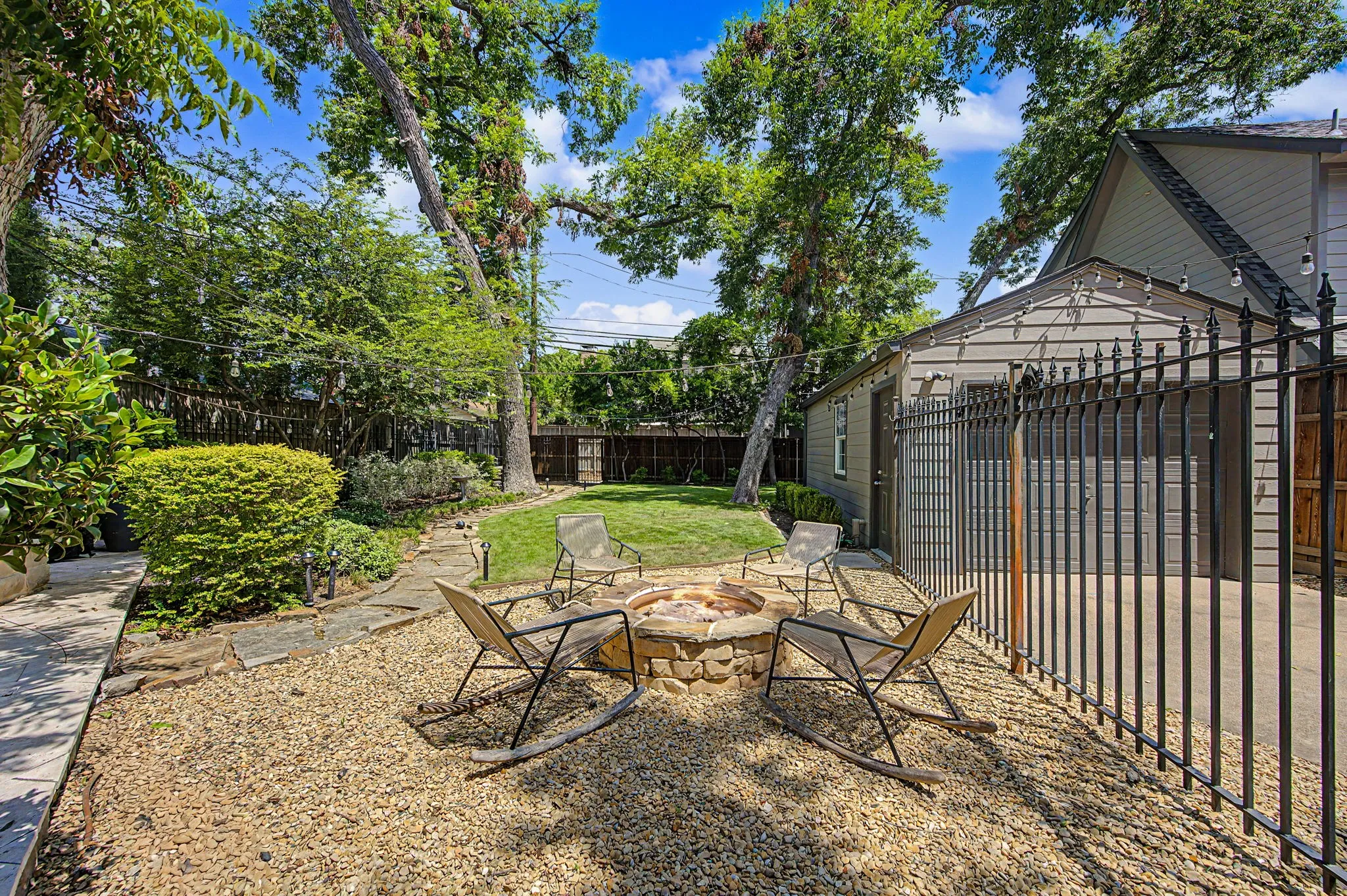 Single Family Residence For Sale in Dallas County , 5515 Goodwin Avenue, Dallas, Texas 75206, 2 Bedroom, 2 Bathroom, 1 Garage spaces, 1,459 Sqft, built in 1926, mls#21414084, Real Estate Agent in Dallas, Homes For Sale in Dallas county, Homes For Sale in Dallas, Realtor in Dallas Texas, Real Estate Brokerage Independent Realty Texas, Luminita Cordes Realtor