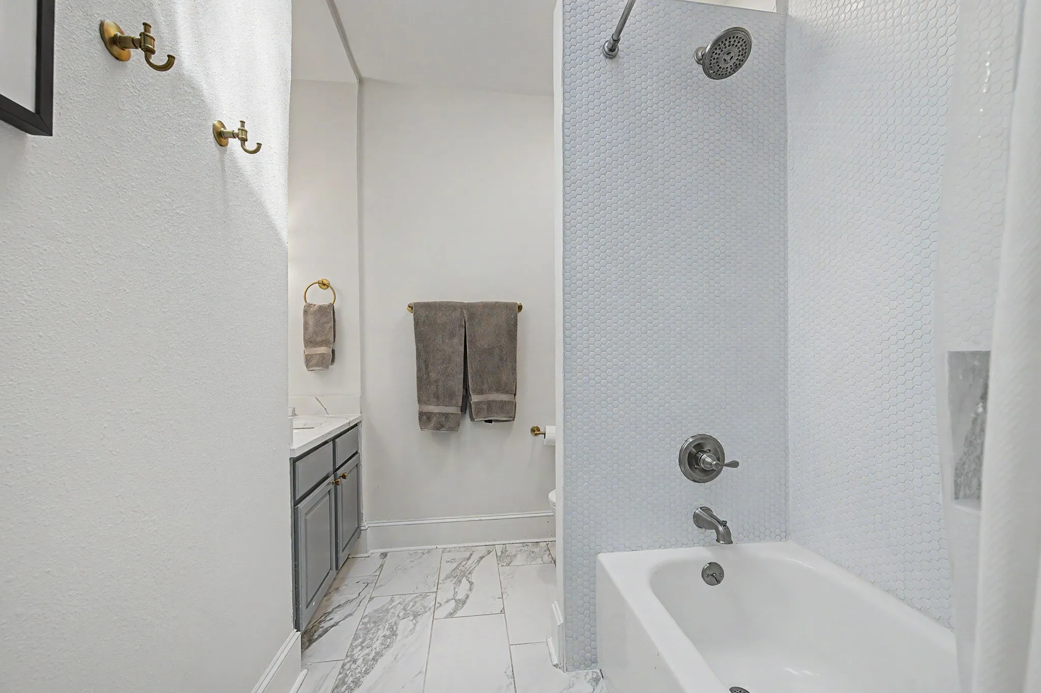 Single Family Residence For Sale in Dallas County , 5515 Goodwin Avenue, Dallas, Texas 75206, 2 Bedroom, 2 Bathroom, 1 Garage spaces, 1,459 Sqft, built in 1926, mls#21414084, Real Estate Agent in Dallas, Homes For Sale in Dallas county, Homes For Sale in Dallas, Realtor in Dallas Texas, Real Estate Brokerage Independent Realty Texas, Luminita Cordes Realtor