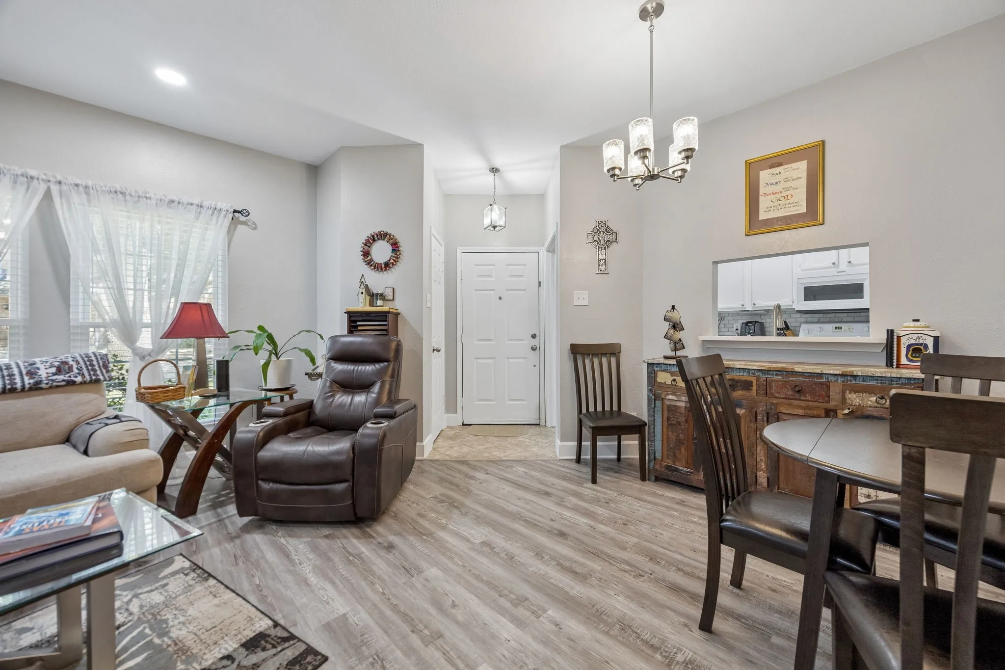 Condominium For Sale in Collin County , 3101 Townbluff Drive 612, Plano, Texas 75075, 2 Bedroom, 2 Bathroom, 1 Garage spaces, 1,028 Sqft, built in 1982, mls#21391716, Real Estate Agent in Plano, Homes For Sale in Collin county, Homes For Sale in Plano, Realtor in Plano Texas, Real Estate Brokerage Independent Realty Texas, Luminita Cordes Realtor