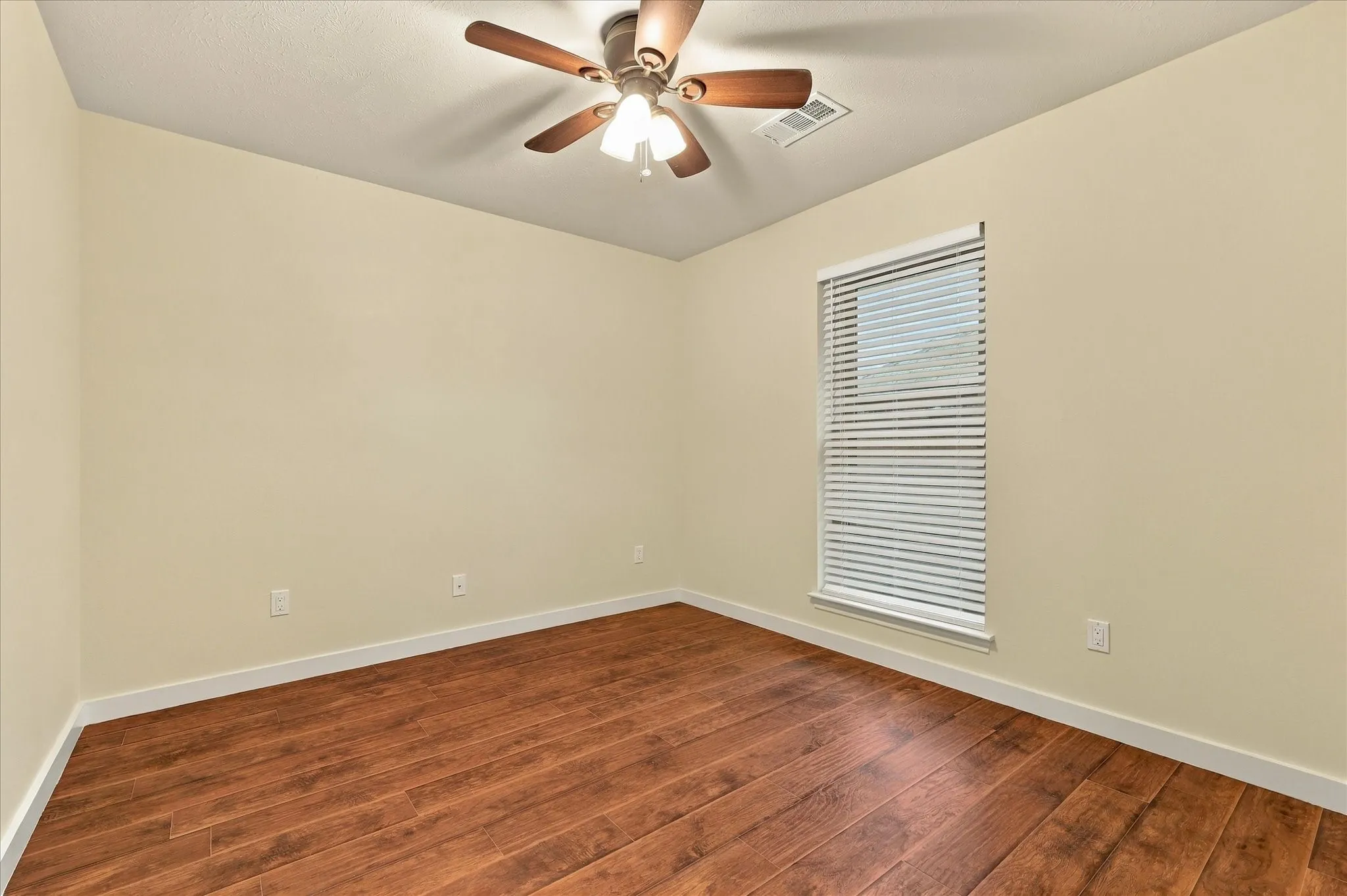 Single Family Residence For Sale in Denton County , 5216 Gaelic Court, Denton, Texas 76208, 3 Bedroom, 2 Bathroom, 2 Garage spaces, 1,396 Sqft, built in 1987, mls#21412003, Real Estate Agent in Denton, Homes For Sale in Denton county, Homes For Sale in Denton, Realtor in Denton Texas, Real Estate Brokerage Independent Realty Texas, Luminita Cordes Realtor