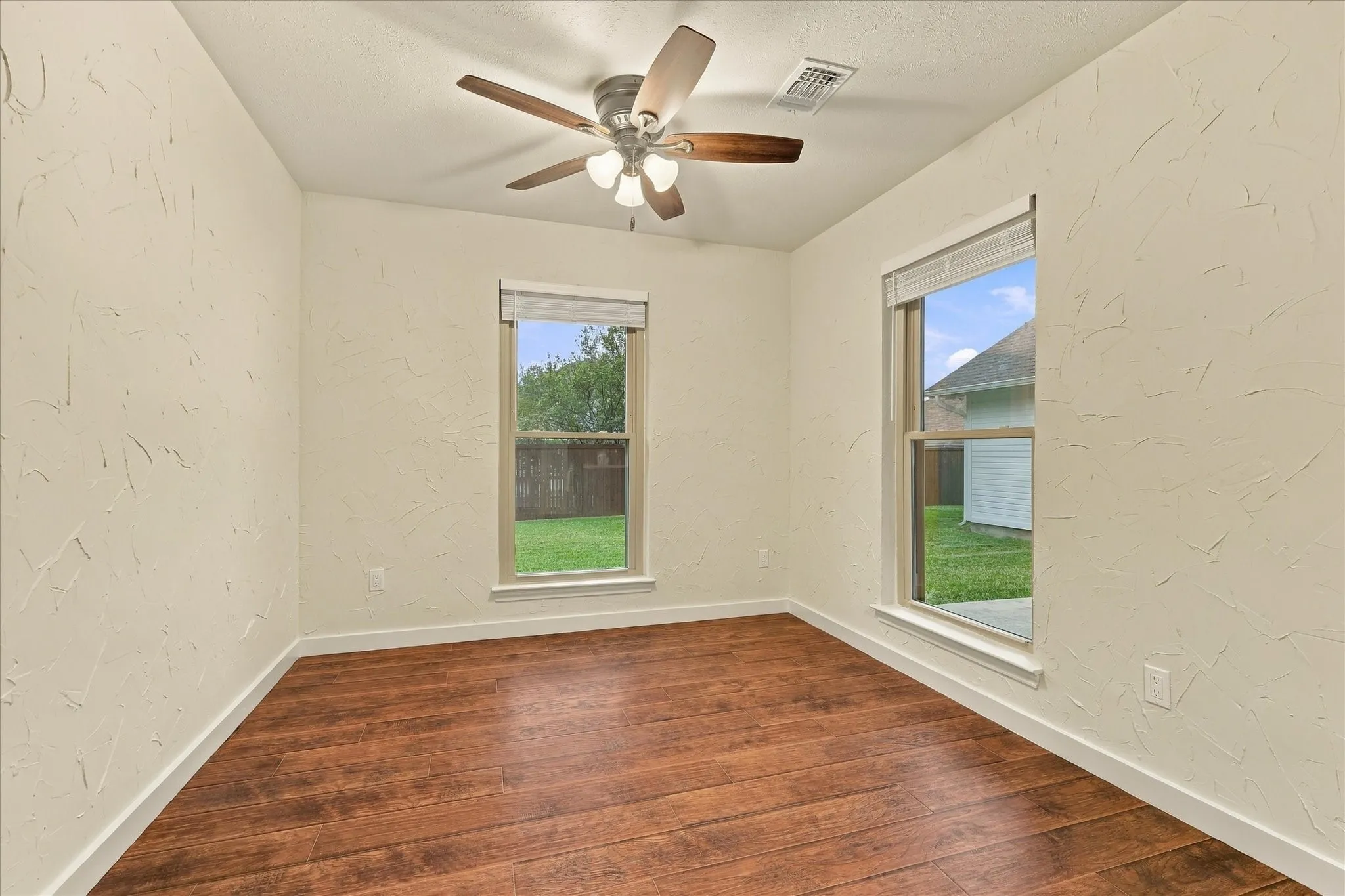 Single Family Residence For Sale in Denton County , 5216 Gaelic Court, Denton, Texas 76208, 3 Bedroom, 2 Bathroom, 2 Garage spaces, 1,396 Sqft, built in 1987, mls#21412003, Real Estate Agent in Denton, Homes For Sale in Denton county, Homes For Sale in Denton, Realtor in Denton Texas, Real Estate Brokerage Independent Realty Texas, Luminita Cordes Realtor