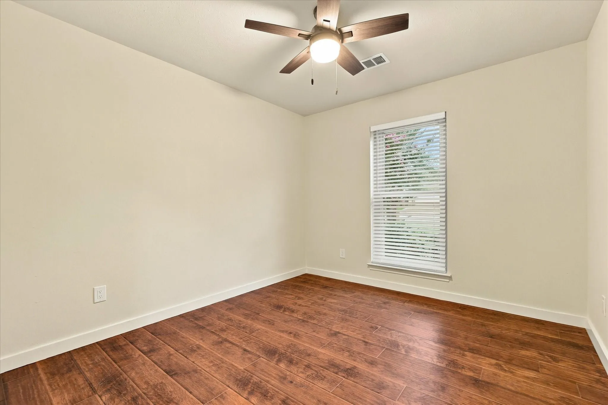 Single Family Residence For Sale in Denton County , 5216 Gaelic Court, Denton, Texas 76208, 3 Bedroom, 2 Bathroom, 2 Garage spaces, 1,396 Sqft, built in 1987, mls#21412003, Real Estate Agent in Denton, Homes For Sale in Denton county, Homes For Sale in Denton, Realtor in Denton Texas, Real Estate Brokerage Independent Realty Texas, Luminita Cordes Realtor
