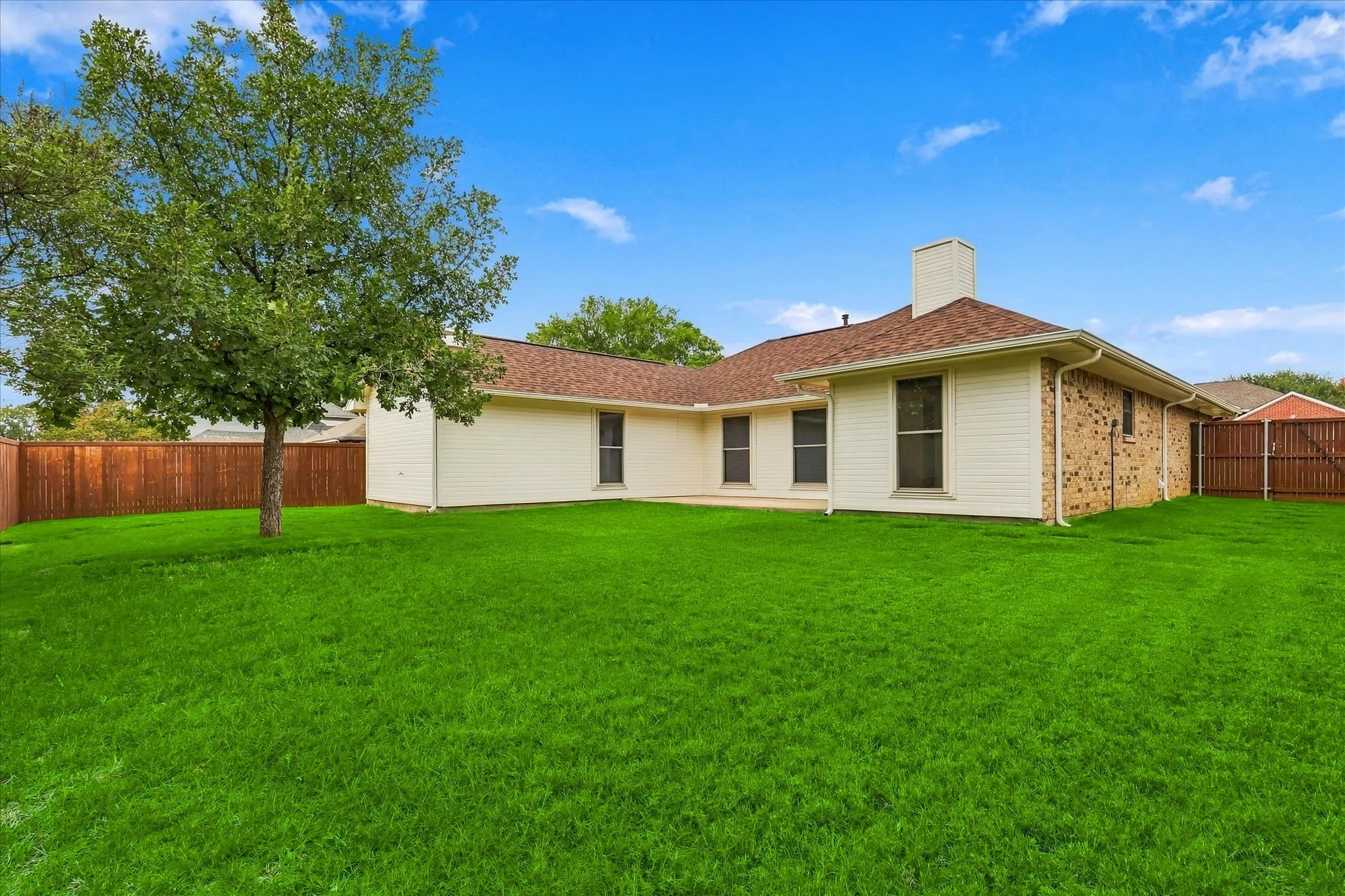 Single Family Residence For Sale in Denton County , 5216 Gaelic Court, Denton, Texas 76208, 3 Bedroom, 2 Bathroom, 2 Garage spaces, 1,396 Sqft, built in 1987, mls#21412003, Real Estate Agent in Denton, Homes For Sale in Denton county, Homes For Sale in Denton, Realtor in Denton Texas, Real Estate Brokerage Independent Realty Texas, Luminita Cordes Realtor