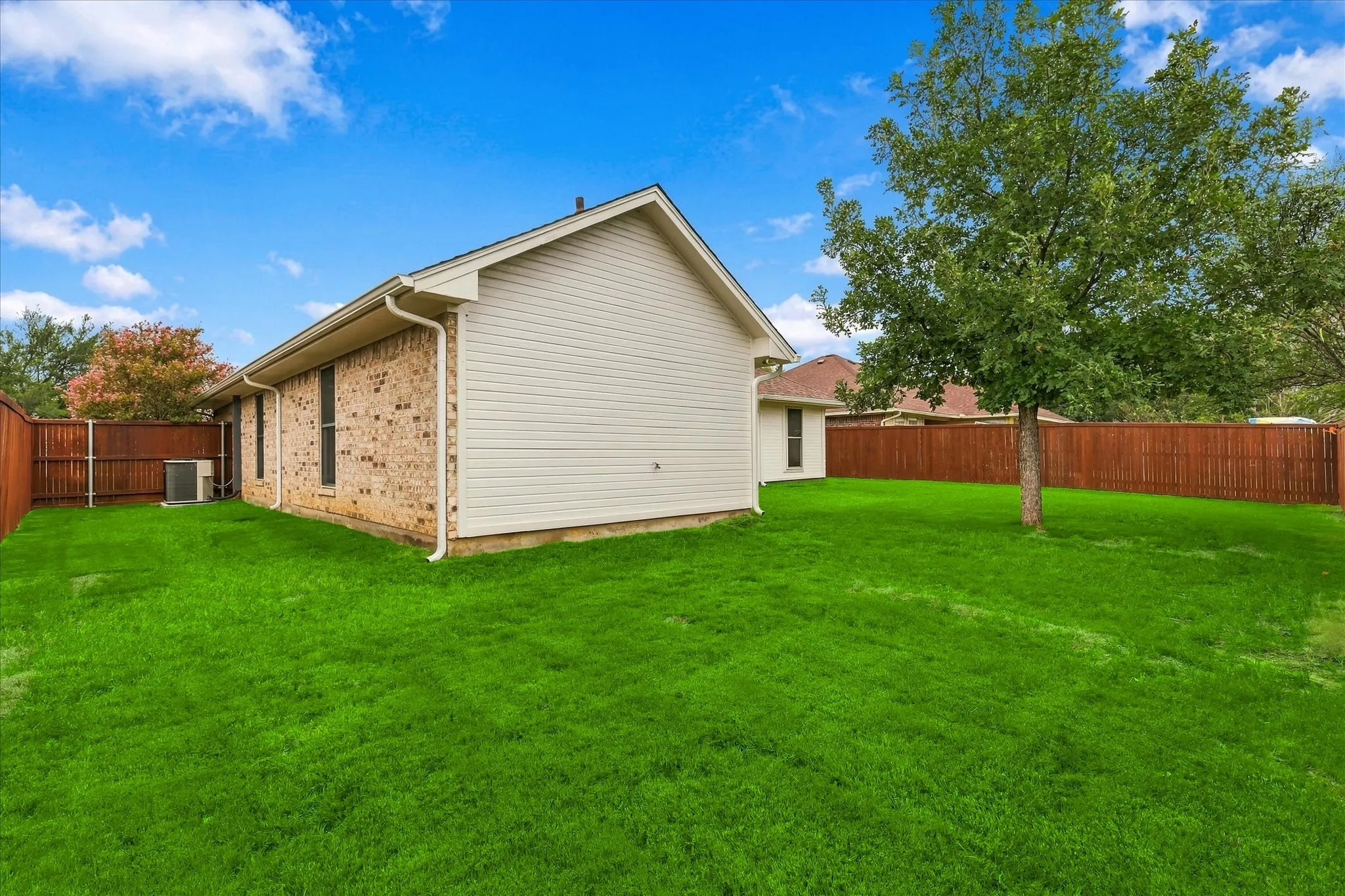 Single Family Residence For Sale in Denton County , 5216 Gaelic Court, Denton, Texas 76208, 3 Bedroom, 2 Bathroom, 2 Garage spaces, 1,396 Sqft, built in 1987, mls#21412003, Real Estate Agent in Denton, Homes For Sale in Denton county, Homes For Sale in Denton, Realtor in Denton Texas, Real Estate Brokerage Independent Realty Texas, Luminita Cordes Realtor