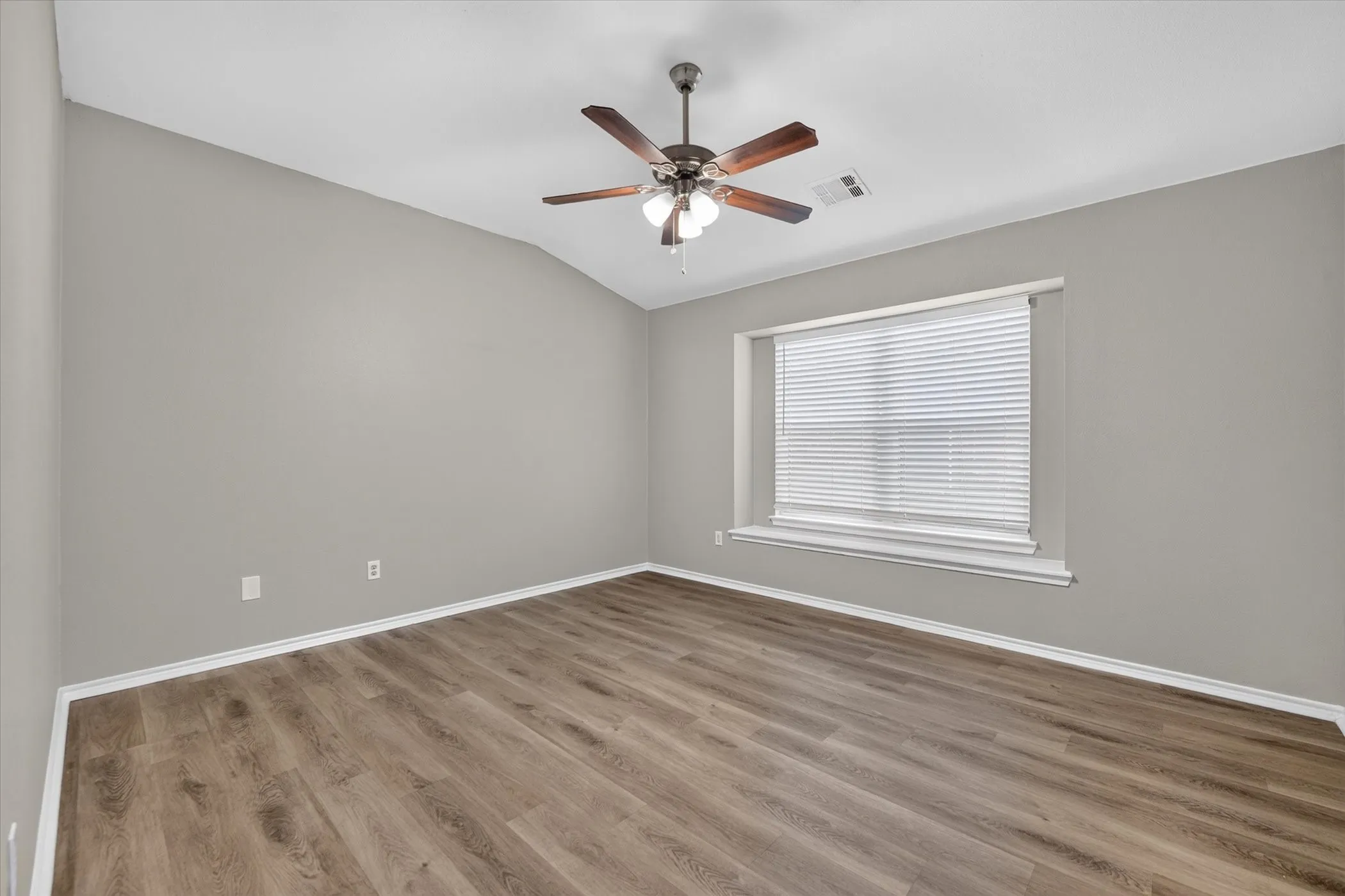 Single Family Residence For Sale in Tarrant County , 8809 Highland Orchard Drive, Fort Worth, Texas 76179, 3 Bedroom, 2 Bathroom, 2 Garage spaces, 1,451 Sqft, built in 2005, mls#21414260, Real Estate Agent in Fort Worth, Homes For Sale in Tarrant county, Homes For Sale in Fort Worth, Realtor in Fort Worth Texas, Real Estate Brokerage Independent Realty Texas, Luminita Cordes Realtor