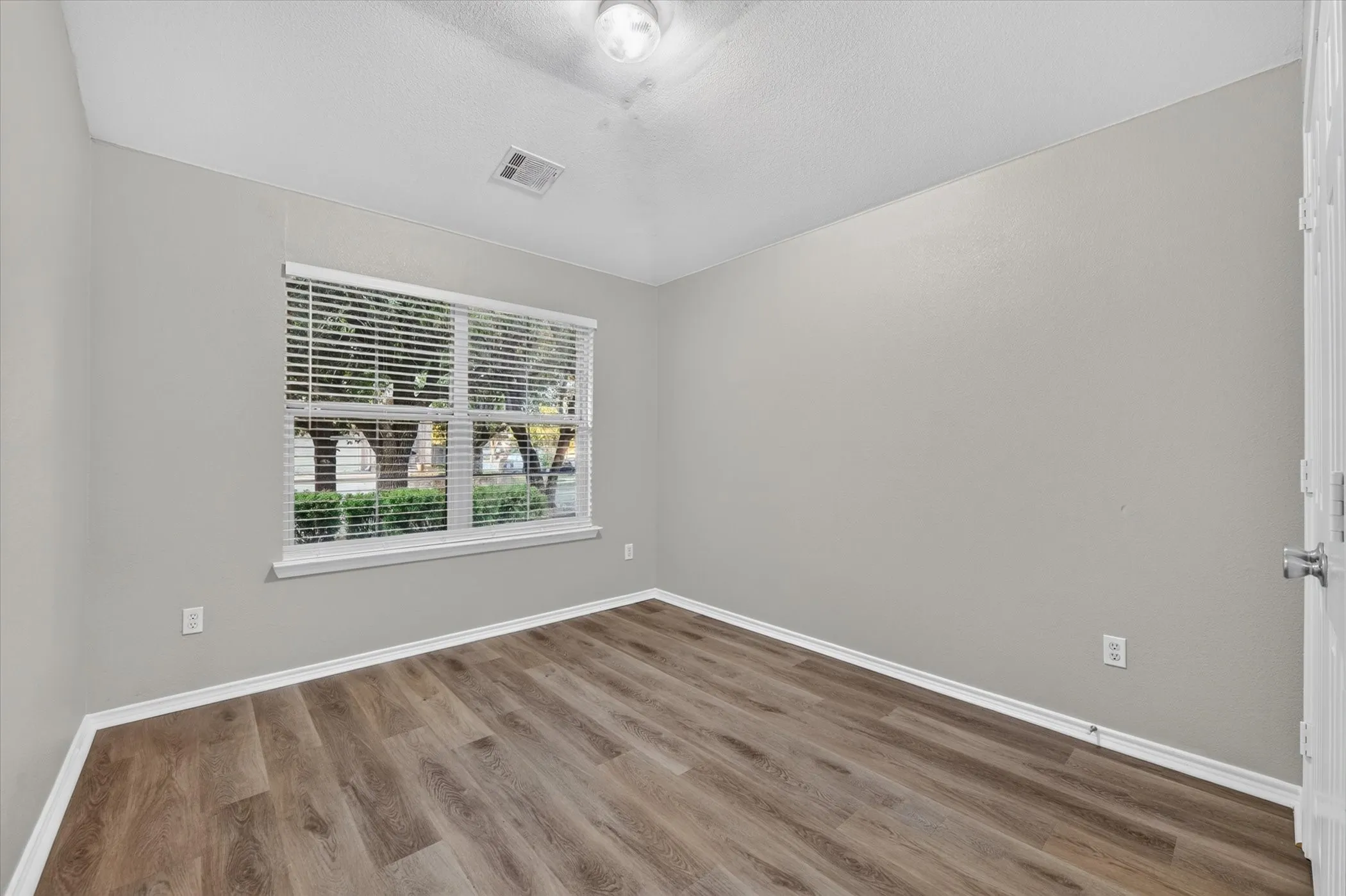 Single Family Residence For Sale in Tarrant County , 8809 Highland Orchard Drive, Fort Worth, Texas 76179, 3 Bedroom, 2 Bathroom, 2 Garage spaces, 1,451 Sqft, built in 2005, mls#21414260, Real Estate Agent in Fort Worth, Homes For Sale in Tarrant county, Homes For Sale in Fort Worth, Realtor in Fort Worth Texas, Real Estate Brokerage Independent Realty Texas, Luminita Cordes Realtor