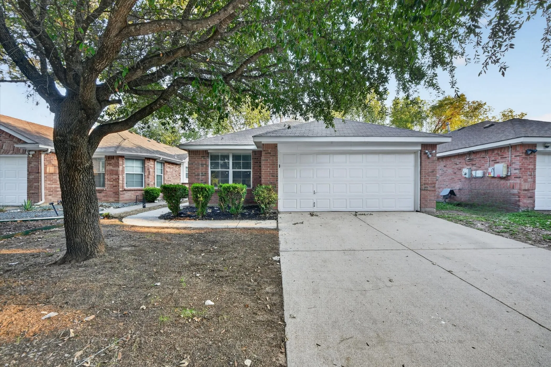 Single Family Residence For Sale in Tarrant County , 8809 Highland Orchard Drive, Fort Worth, Texas 76179, 3 Bedroom, 2 Bathroom, 2 Garage spaces, 1,451 Sqft, built in 2005, mls#21414260, Real Estate Agent in Fort Worth, Homes For Sale in Tarrant county, Homes For Sale in Fort Worth, Realtor in Fort Worth Texas, Real Estate Brokerage Independent Realty Texas, Luminita Cordes Realtor