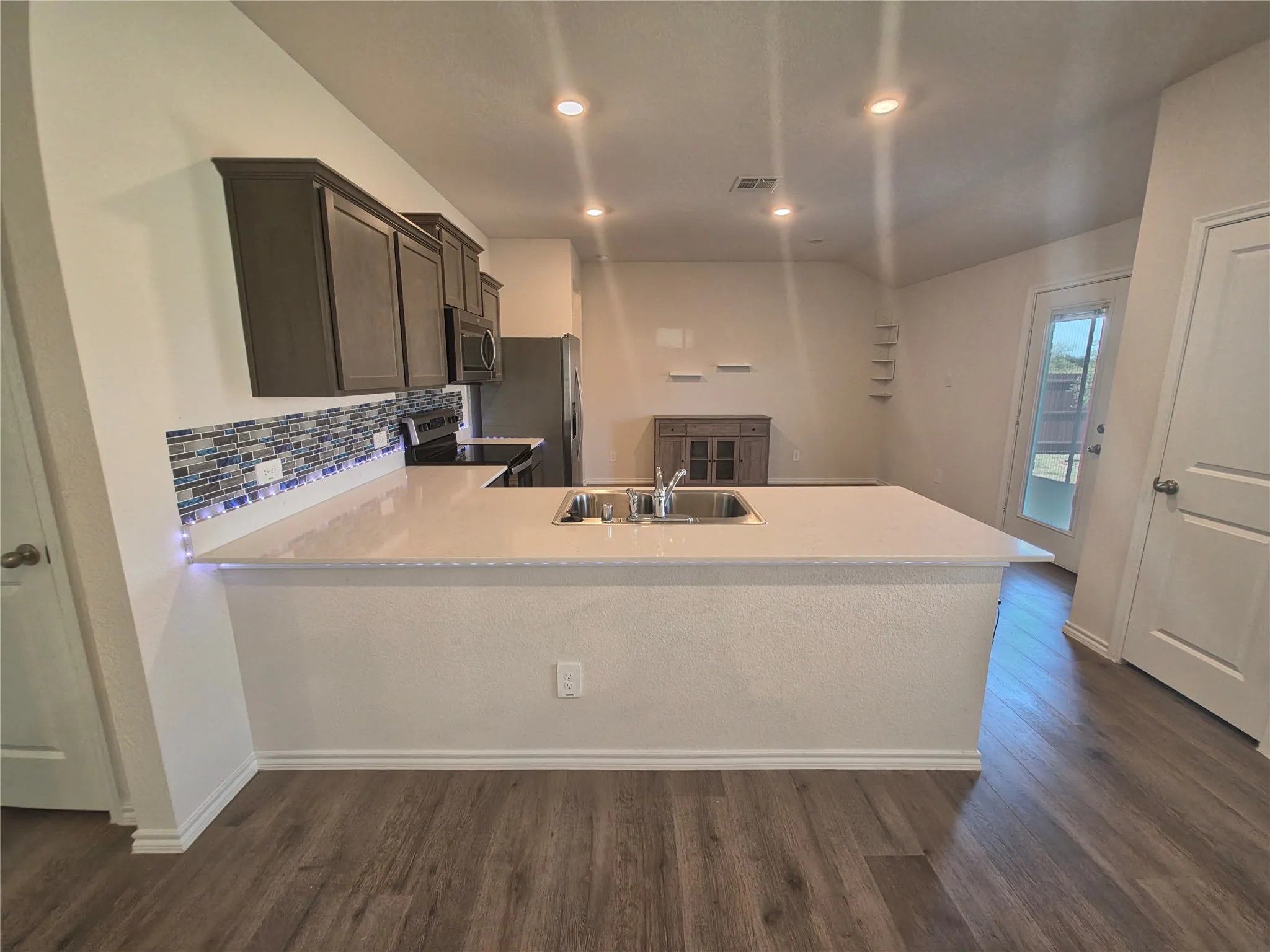 Single Family Residence For Rent in Dallas County , 915 Presleigh Drive, Dallas, Texas 75253, 3 Bedroom, 2 Bathroom, 2 Garage spaces, 1,565 Sqft, built in 2023, mls#21414071, Real Estate Agent in Dallas, Homes For Rent in Dallas county, Homes For Rent in Dallas, Realtor in Dallas Texas, Real Estate Brokerage Independent Realty Texas, Luminita Cordes Realtor