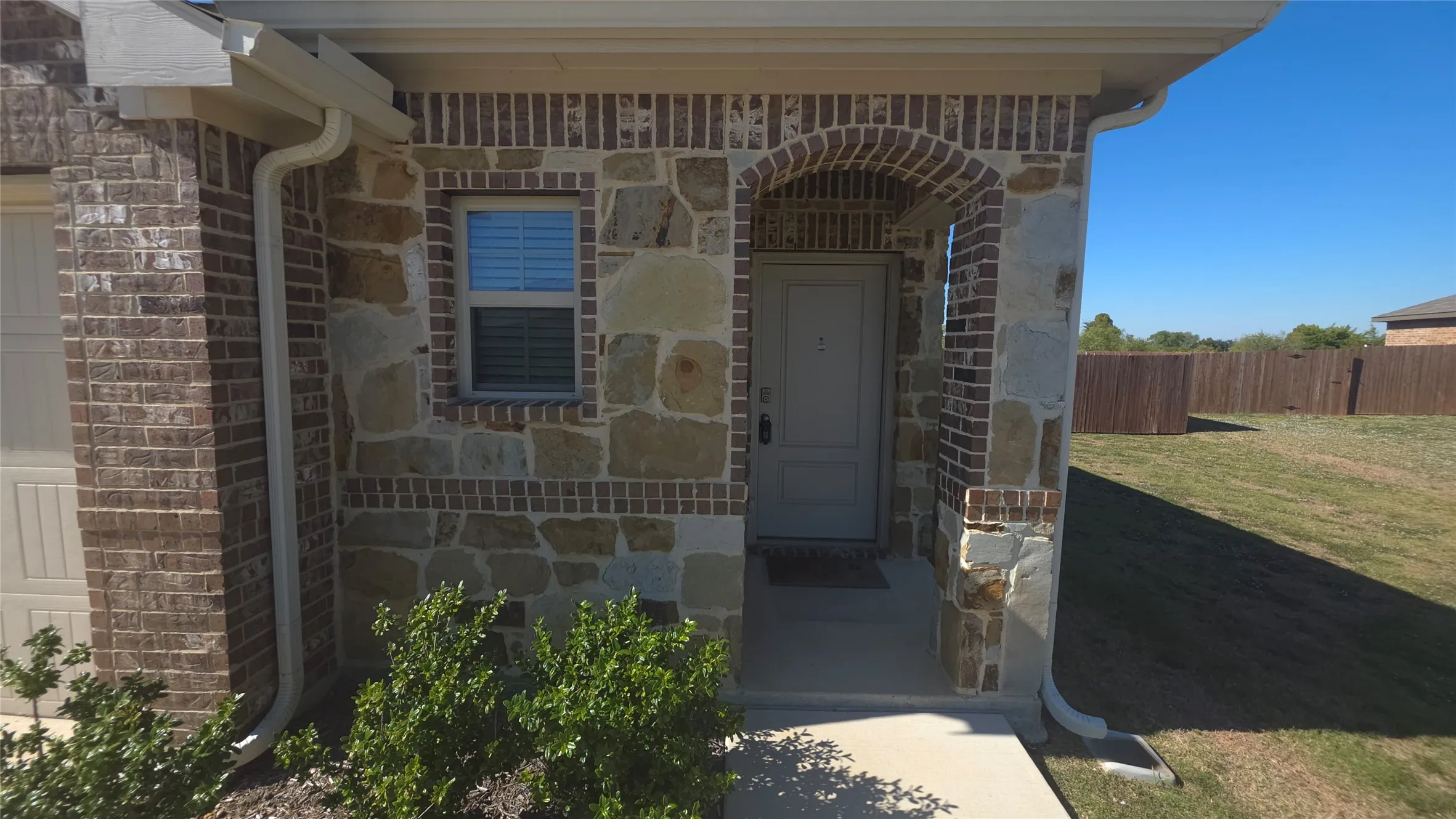 Single Family Residence For Rent in Dallas County , 915 Presleigh Drive, Dallas, Texas 75253, 3 Bedroom, 2 Bathroom, 2 Garage spaces, 1,565 Sqft, built in 2023, mls#21414071, Real Estate Agent in Dallas, Homes For Rent in Dallas county, Homes For Rent in Dallas, Realtor in Dallas Texas, Real Estate Brokerage Independent Realty Texas, Luminita Cordes Realtor