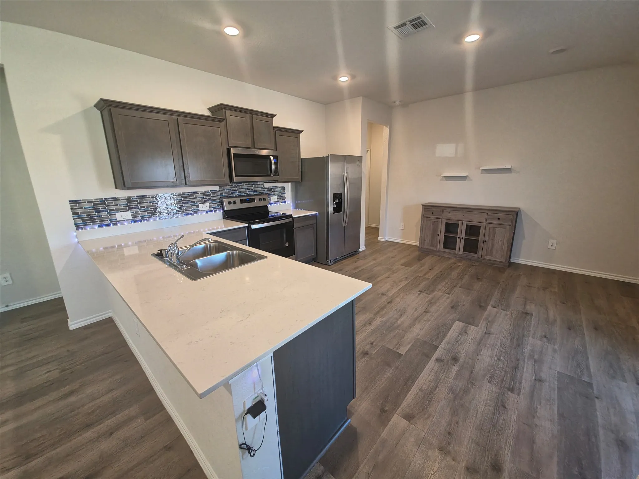 Single Family Residence For Rent in Dallas County , 915 Presleigh Drive, Dallas, Texas 75253, 3 Bedroom, 2 Bathroom, 2 Garage spaces, 1,565 Sqft, built in 2023, mls#21414071, Real Estate Agent in Dallas, Homes For Rent in Dallas county, Homes For Rent in Dallas, Realtor in Dallas Texas, Real Estate Brokerage Independent Realty Texas, Luminita Cordes Realtor