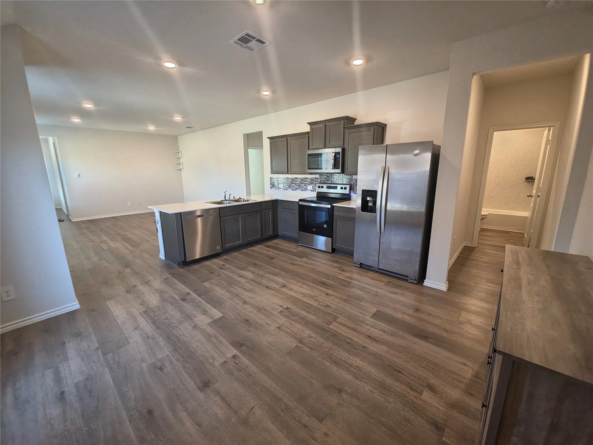 Single Family Residence For Rent in Dallas County , 915 Presleigh Drive, Dallas, Texas 75253, 3 Bedroom, 2 Bathroom, 2 Garage spaces, 1,565 Sqft, built in 2023, mls#21414071, Real Estate Agent in Dallas, Homes For Rent in Dallas county, Homes For Rent in Dallas, Realtor in Dallas Texas, Real Estate Brokerage Independent Realty Texas, Luminita Cordes Realtor