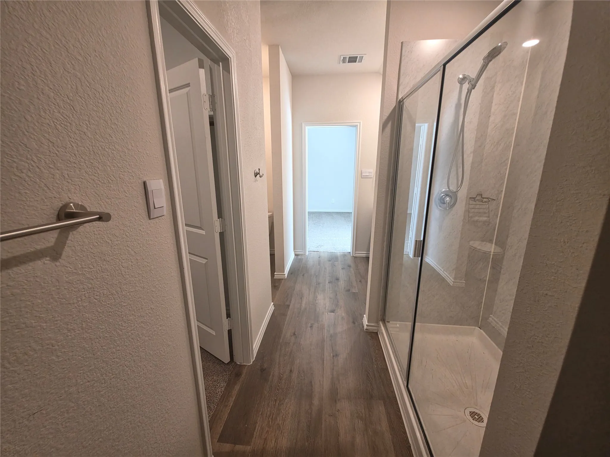 Single Family Residence For Rent in Dallas County , 915 Presleigh Drive, Dallas, Texas 75253, 3 Bedroom, 2 Bathroom, 2 Garage spaces, 1,565 Sqft, built in 2023, mls#21414071, Real Estate Agent in Dallas, Homes For Rent in Dallas county, Homes For Rent in Dallas, Realtor in Dallas Texas, Real Estate Brokerage Independent Realty Texas, Luminita Cordes Realtor