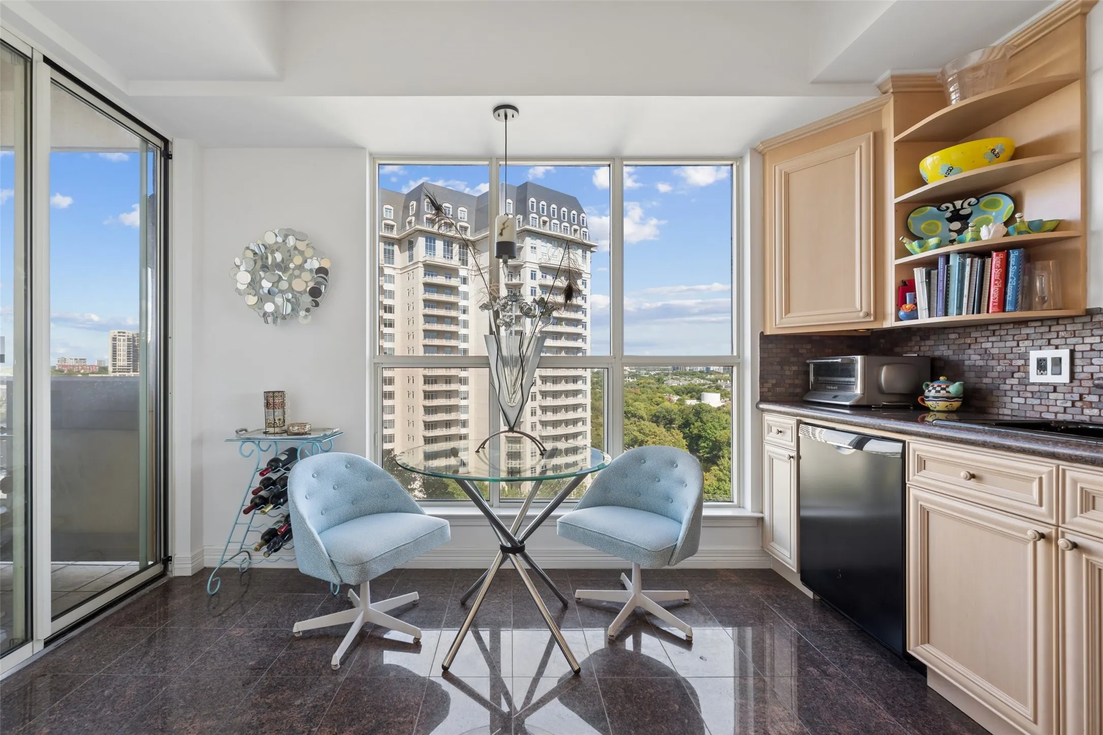 Condominium For Sale in Dallas County , 3401 Lee Parkway 1007, Dallas, Texas 75219, 1 Bedroom, 2 Bathroom, 2 Garage spaces, 1,304 Sqft, built in 1998, mls#21414409, Real Estate Agent in Dallas, Homes For Sale in Dallas county, Homes For Sale in Dallas, Realtor in Dallas Texas, Real Estate Brokerage Independent Realty Texas, Luminita Cordes Realtor