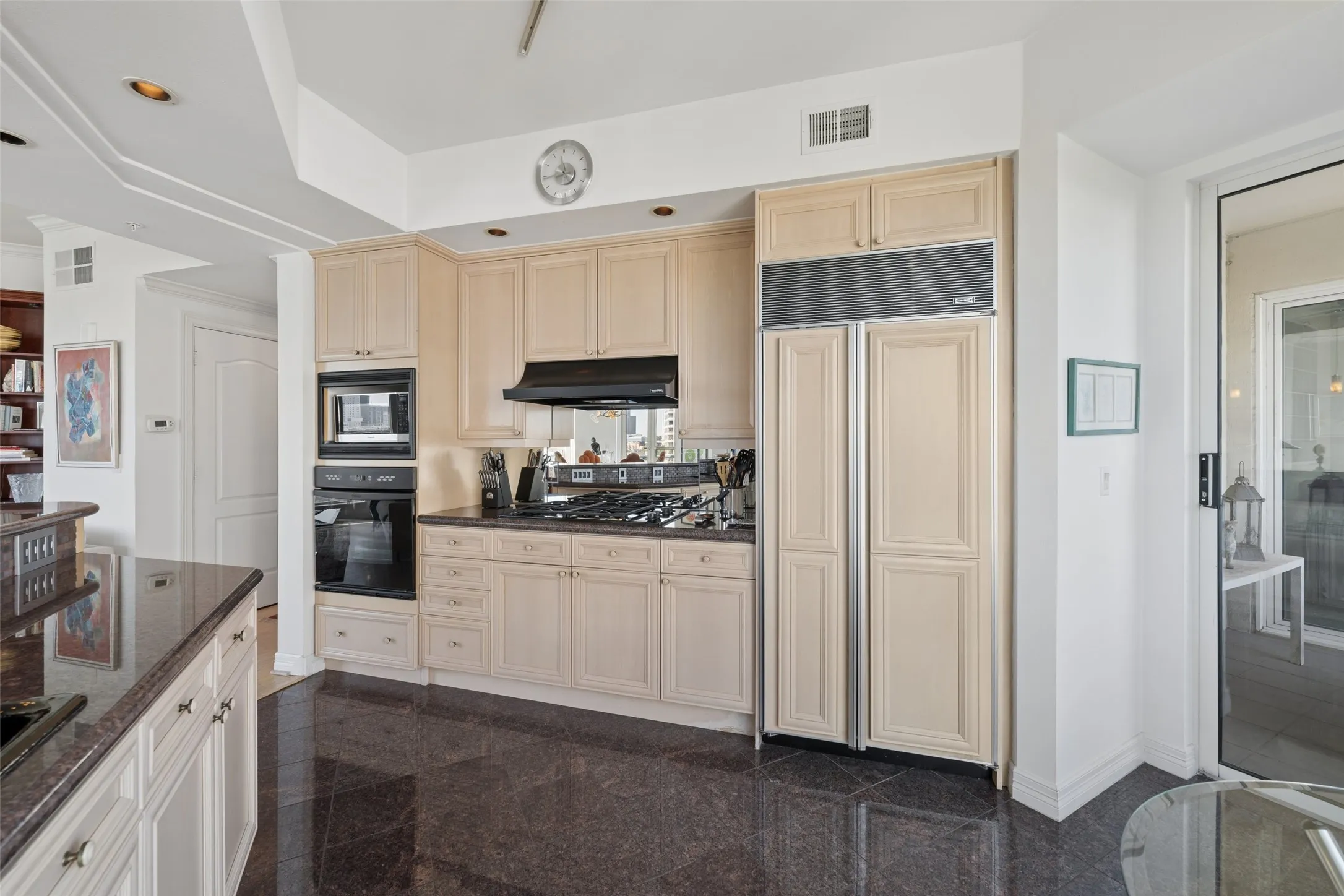 Condominium For Sale in Dallas County , 3401 Lee Parkway 1007, Dallas, Texas 75219, 1 Bedroom, 2 Bathroom, 2 Garage spaces, 1,304 Sqft, built in 1998, mls#21414409, Real Estate Agent in Dallas, Homes For Sale in Dallas county, Homes For Sale in Dallas, Realtor in Dallas Texas, Real Estate Brokerage Independent Realty Texas, Luminita Cordes Realtor