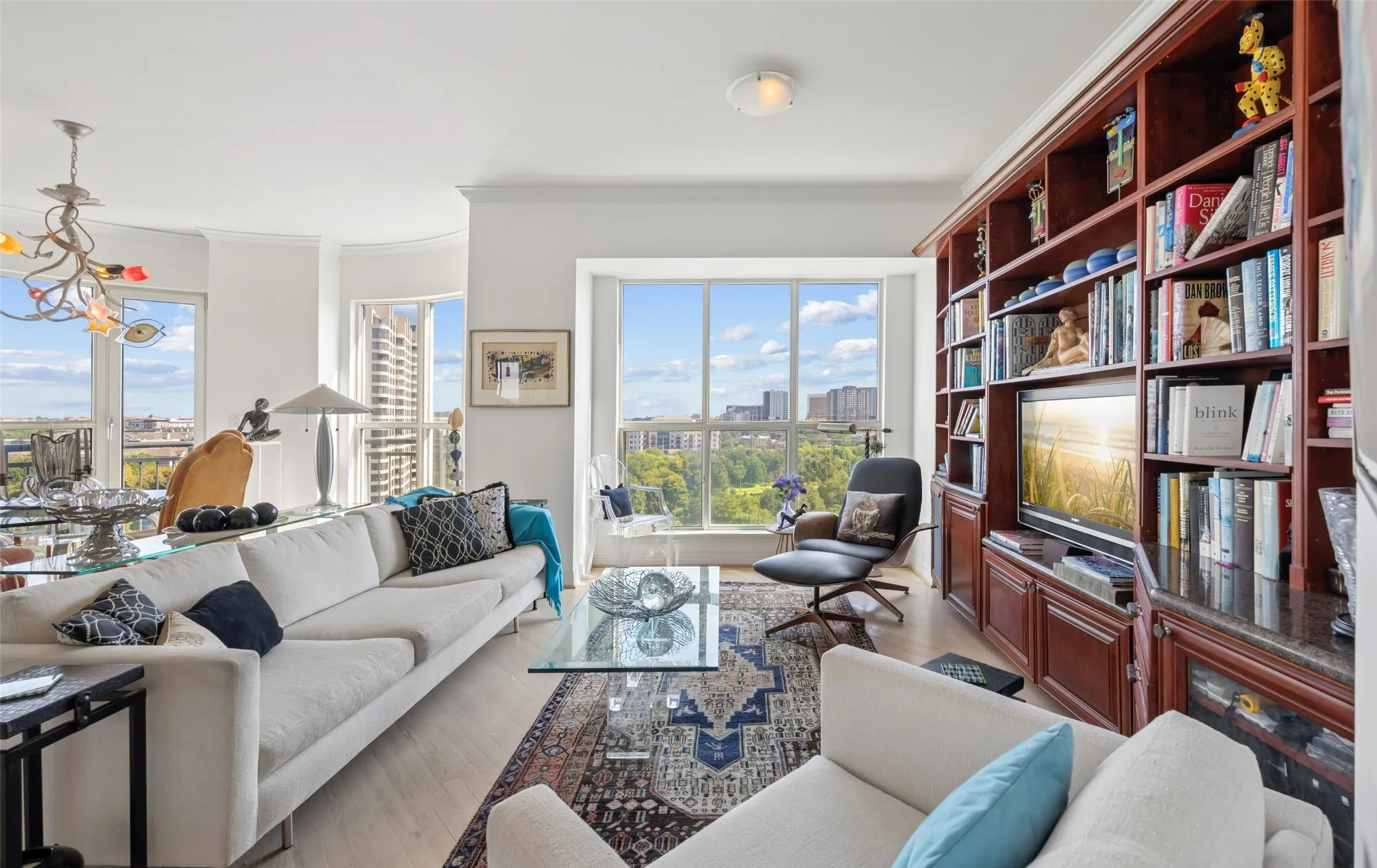 Condominium For Sale in Dallas County , 3401 Lee Parkway 1007, Dallas, Texas 75219, 1 Bedroom, 2 Bathroom, 2 Garage spaces, 1,304 Sqft, built in 1998, mls#21414409, Real Estate Agent in Dallas, Homes For Sale in Dallas county, Homes For Sale in Dallas, Realtor in Dallas Texas, Real Estate Brokerage Independent Realty Texas, Luminita Cordes Realtor