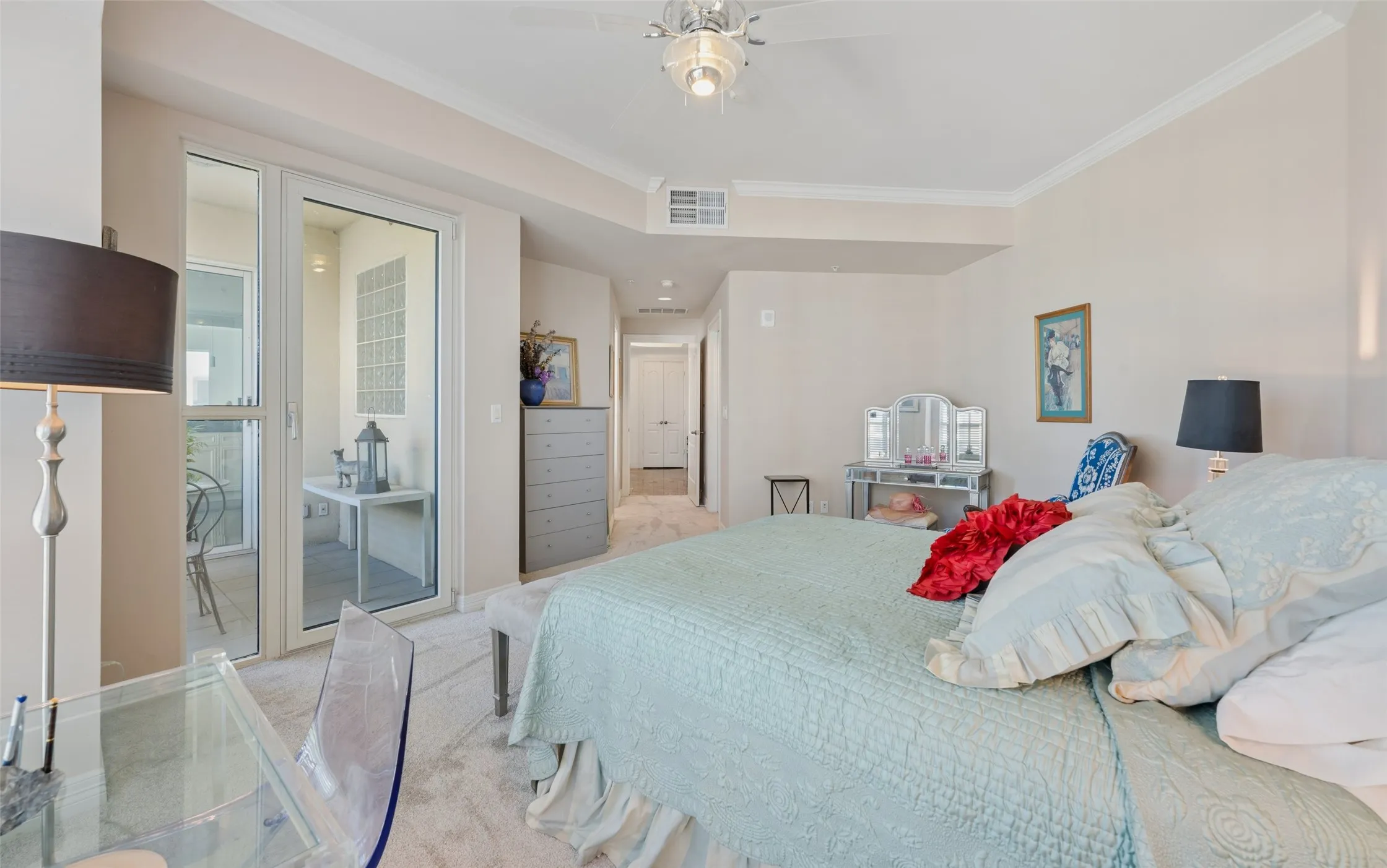 Condominium For Sale in Dallas County , 3401 Lee Parkway 1007, Dallas, Texas 75219, 1 Bedroom, 2 Bathroom, 2 Garage spaces, 1,304 Sqft, built in 1998, mls#21414409, Real Estate Agent in Dallas, Homes For Sale in Dallas county, Homes For Sale in Dallas, Realtor in Dallas Texas, Real Estate Brokerage Independent Realty Texas, Luminita Cordes Realtor