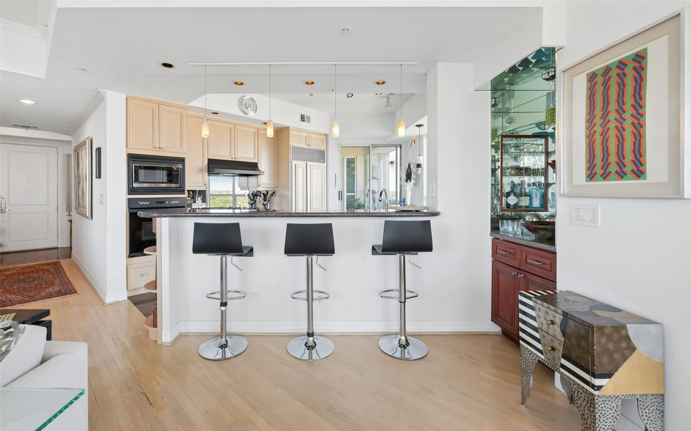 Condominium For Sale in Dallas County , 3401 Lee Parkway 1007, Dallas, Texas 75219, 1 Bedroom, 2 Bathroom, 2 Garage spaces, 1,304 Sqft, built in 1998, mls#21414409, Real Estate Agent in Dallas, Homes For Sale in Dallas county, Homes For Sale in Dallas, Realtor in Dallas Texas, Real Estate Brokerage Independent Realty Texas, Luminita Cordes Realtor