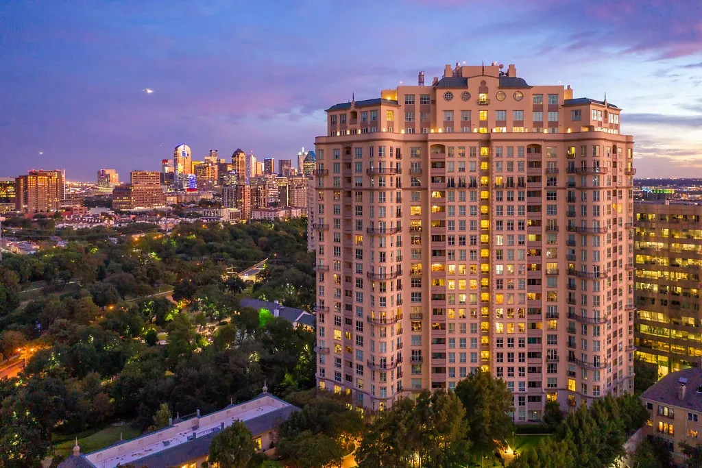Condominium For Sale in Dallas County , 3401 Lee Parkway 1007, Dallas, Texas 75219, 1 Bedroom, 2 Bathroom, 2 Garage spaces, 1,304 Sqft, built in 1998, mls#21414409, Real Estate Agent in Dallas, Homes For Sale in Dallas county, Homes For Sale in Dallas, Realtor in Dallas Texas, Real Estate Brokerage Independent Realty Texas, Luminita Cordes Realtor