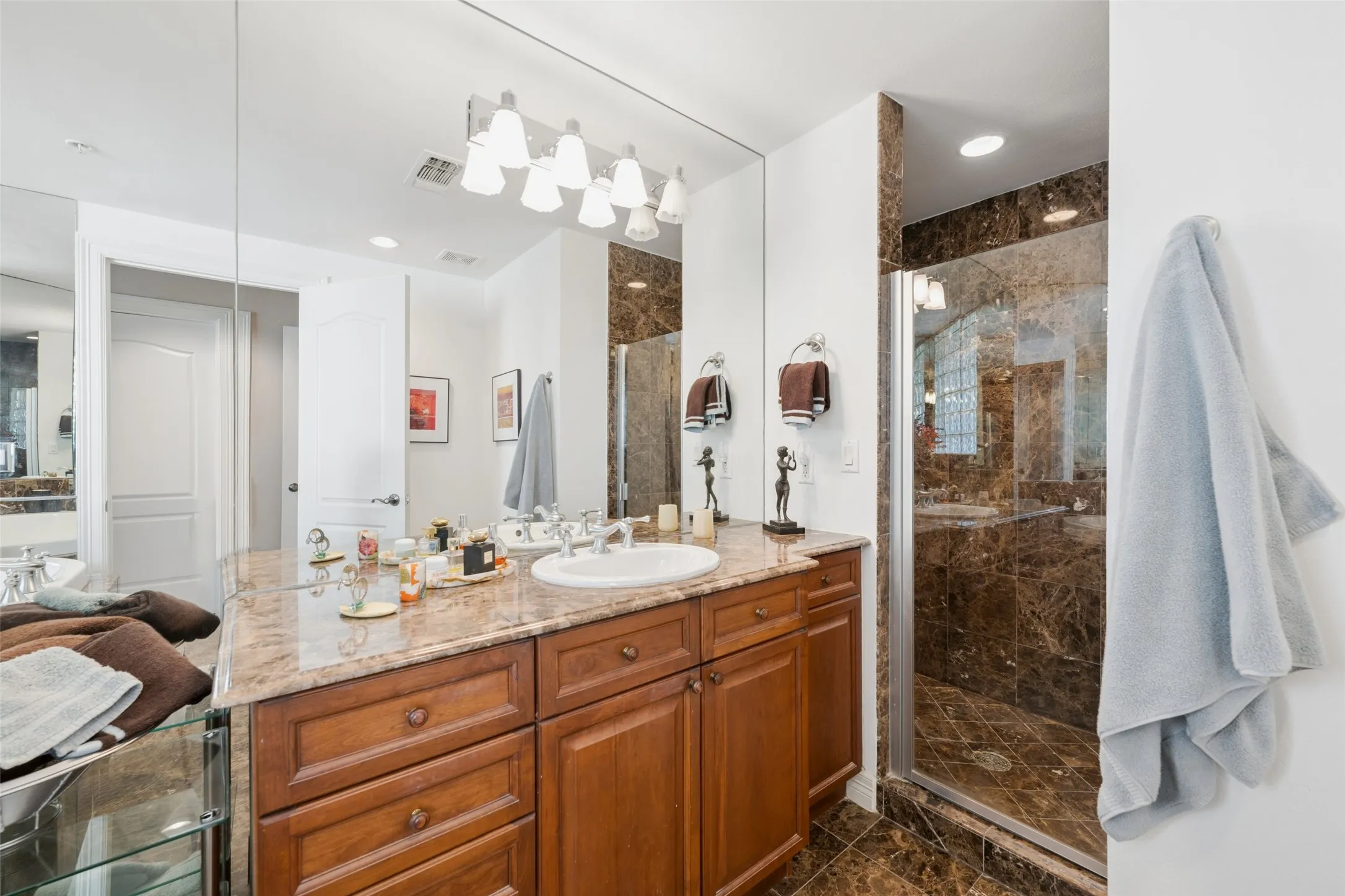 Condominium For Sale in Dallas County , 3401 Lee Parkway 1007, Dallas, Texas 75219, 1 Bedroom, 2 Bathroom, 2 Garage spaces, 1,304 Sqft, built in 1998, mls#21414409, Real Estate Agent in Dallas, Homes For Sale in Dallas county, Homes For Sale in Dallas, Realtor in Dallas Texas, Real Estate Brokerage Independent Realty Texas, Luminita Cordes Realtor