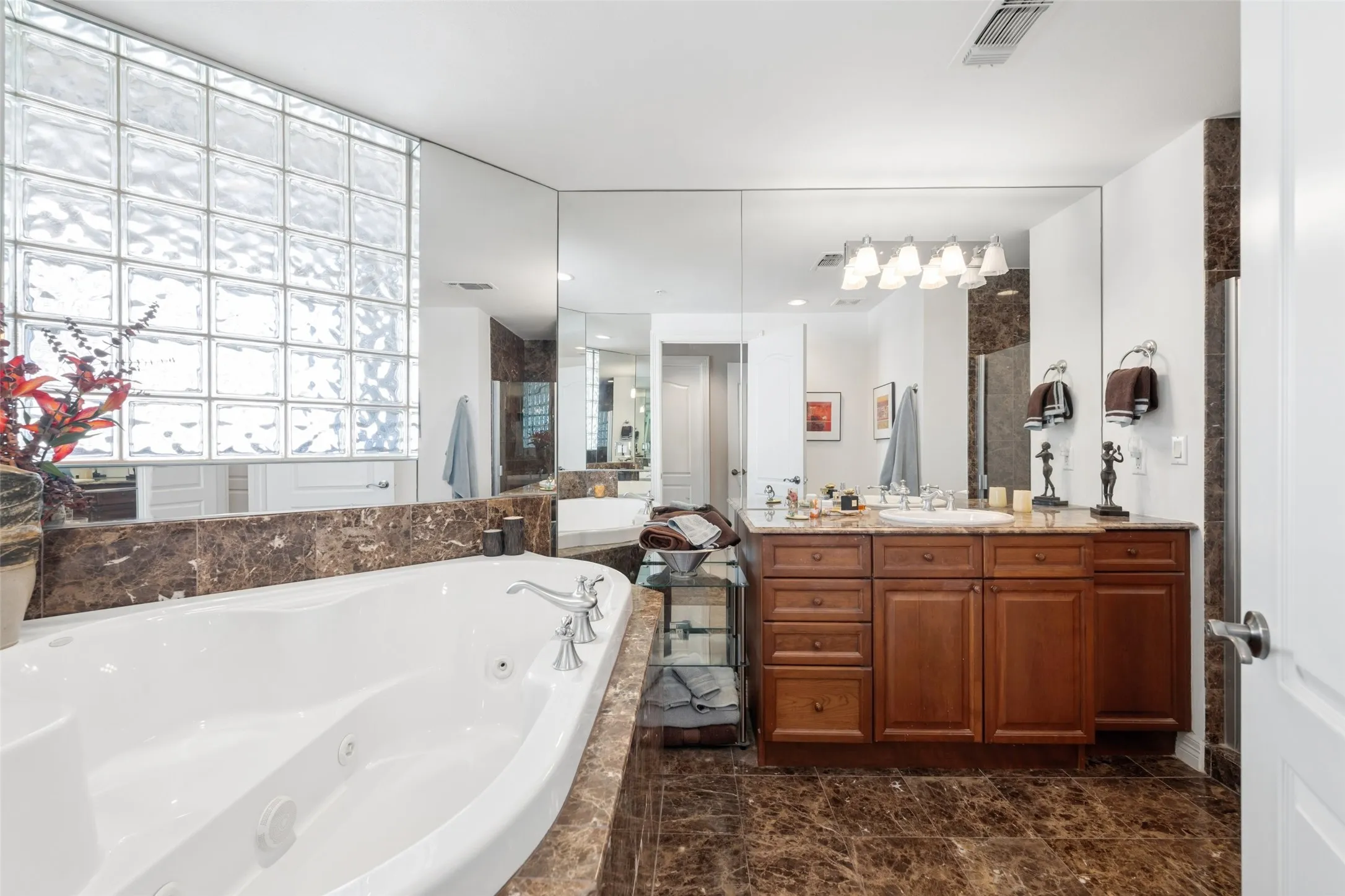 Condominium For Sale in Dallas County , 3401 Lee Parkway 1007, Dallas, Texas 75219, 1 Bedroom, 2 Bathroom, 2 Garage spaces, 1,304 Sqft, built in 1998, mls#21414409, Real Estate Agent in Dallas, Homes For Sale in Dallas county, Homes For Sale in Dallas, Realtor in Dallas Texas, Real Estate Brokerage Independent Realty Texas, Luminita Cordes Realtor