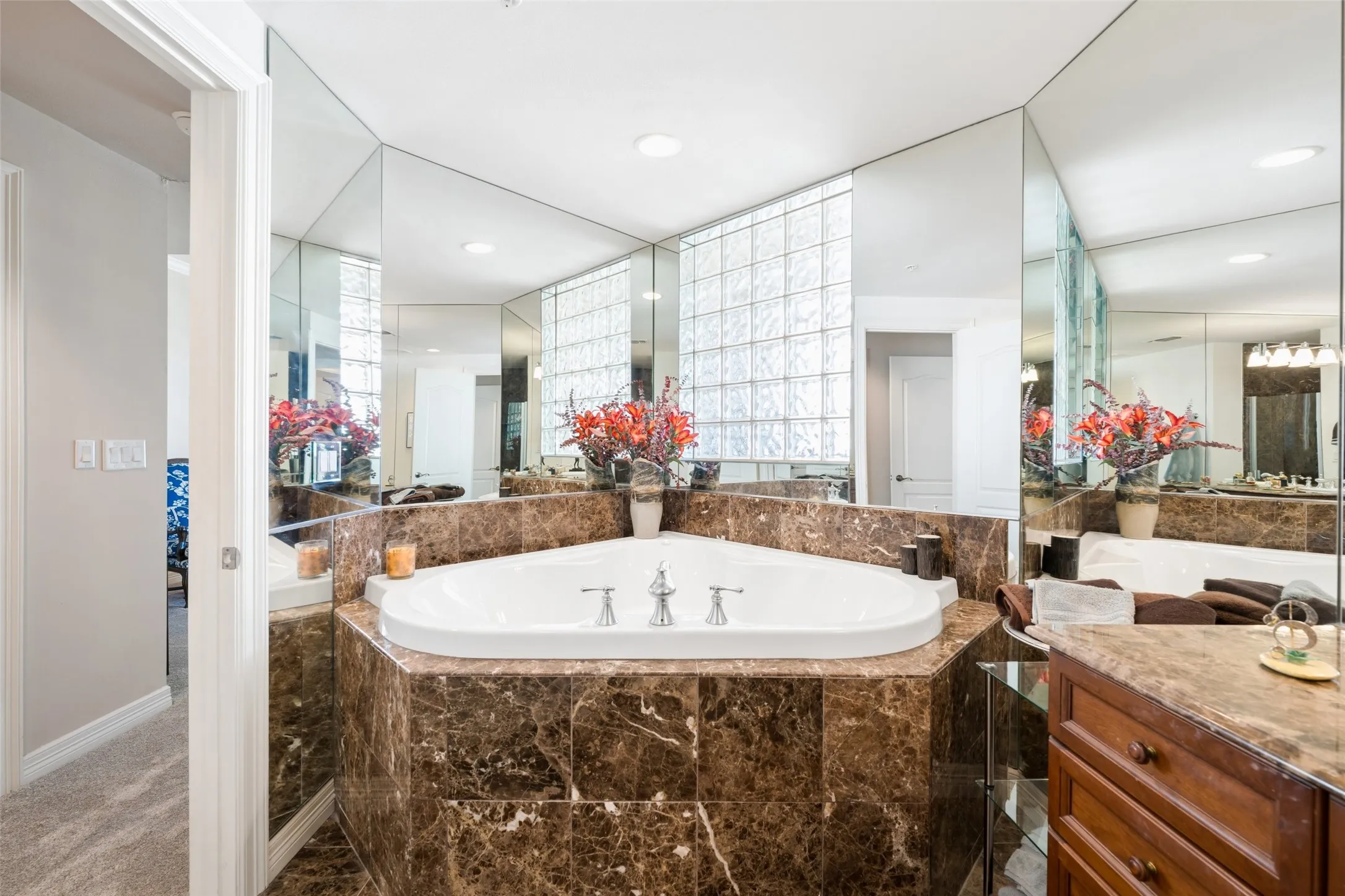 Condominium For Sale in Dallas County , 3401 Lee Parkway 1007, Dallas, Texas 75219, 1 Bedroom, 2 Bathroom, 2 Garage spaces, 1,304 Sqft, built in 1998, mls#21414409, Real Estate Agent in Dallas, Homes For Sale in Dallas county, Homes For Sale in Dallas, Realtor in Dallas Texas, Real Estate Brokerage Independent Realty Texas, Luminita Cordes Realtor