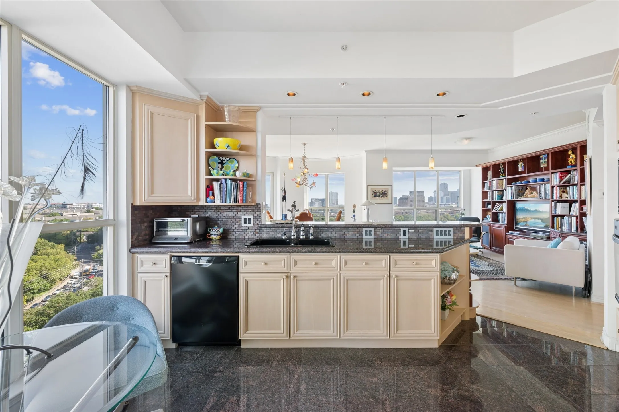 Condominium For Sale in Dallas County , 3401 Lee Parkway 1007, Dallas, Texas 75219, 1 Bedroom, 2 Bathroom, 2 Garage spaces, 1,304 Sqft, built in 1998, mls#21414409, Real Estate Agent in Dallas, Homes For Sale in Dallas county, Homes For Sale in Dallas, Realtor in Dallas Texas, Real Estate Brokerage Independent Realty Texas, Luminita Cordes Realtor