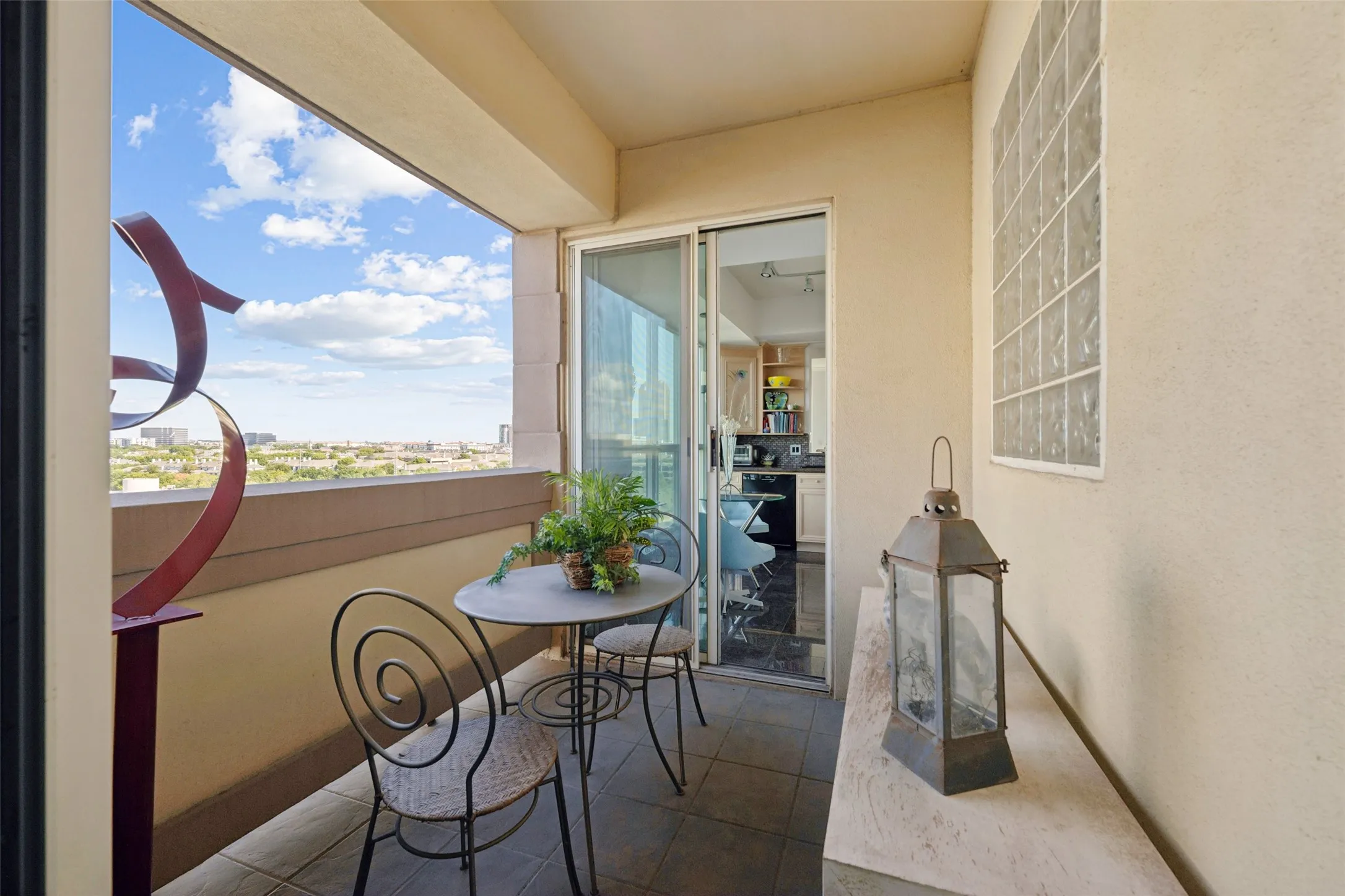 Condominium For Sale in Dallas County , 3401 Lee Parkway 1007, Dallas, Texas 75219, 1 Bedroom, 2 Bathroom, 2 Garage spaces, 1,304 Sqft, built in 1998, mls#21414409, Real Estate Agent in Dallas, Homes For Sale in Dallas county, Homes For Sale in Dallas, Realtor in Dallas Texas, Real Estate Brokerage Independent Realty Texas, Luminita Cordes Realtor