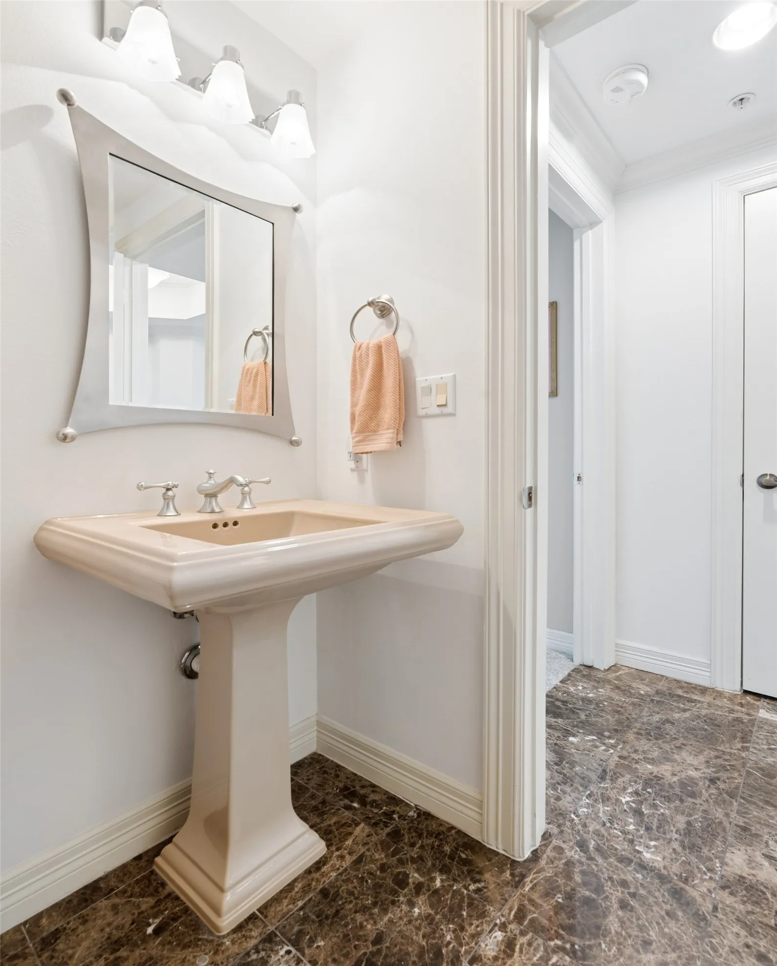 Condominium For Sale in Dallas County , 3401 Lee Parkway 1007, Dallas, Texas 75219, 1 Bedroom, 2 Bathroom, 2 Garage spaces, 1,304 Sqft, built in 1998, mls#21414409, Real Estate Agent in Dallas, Homes For Sale in Dallas county, Homes For Sale in Dallas, Realtor in Dallas Texas, Real Estate Brokerage Independent Realty Texas, Luminita Cordes Realtor