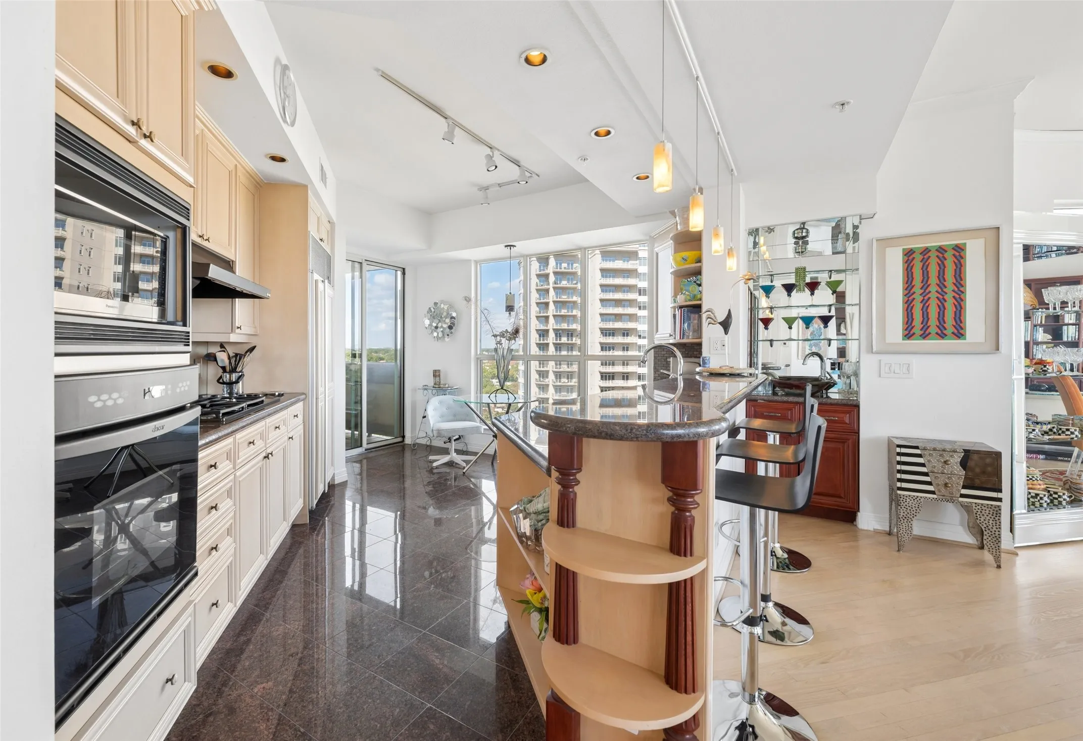 Condominium For Sale in Dallas County , 3401 Lee Parkway 1007, Dallas, Texas 75219, 1 Bedroom, 2 Bathroom, 2 Garage spaces, 1,304 Sqft, built in 1998, mls#21414409, Real Estate Agent in Dallas, Homes For Sale in Dallas county, Homes For Sale in Dallas, Realtor in Dallas Texas, Real Estate Brokerage Independent Realty Texas, Luminita Cordes Realtor