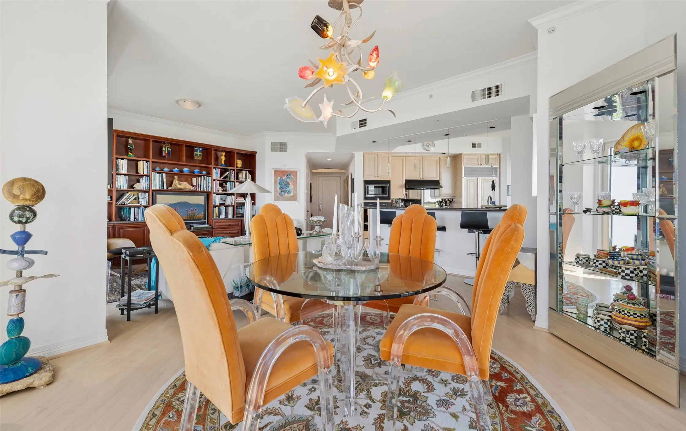 Condominium For Sale in Dallas County , 3401 Lee Parkway 1007, Dallas, Texas 75219, 1 Bedroom, 2 Bathroom, 2 Garage spaces, 1,304 Sqft, built in 1998, mls#21414409, Real Estate Agent in Dallas, Homes For Sale in Dallas county, Homes For Sale in Dallas, Realtor in Dallas Texas, Real Estate Brokerage Independent Realty Texas, Luminita Cordes Realtor
