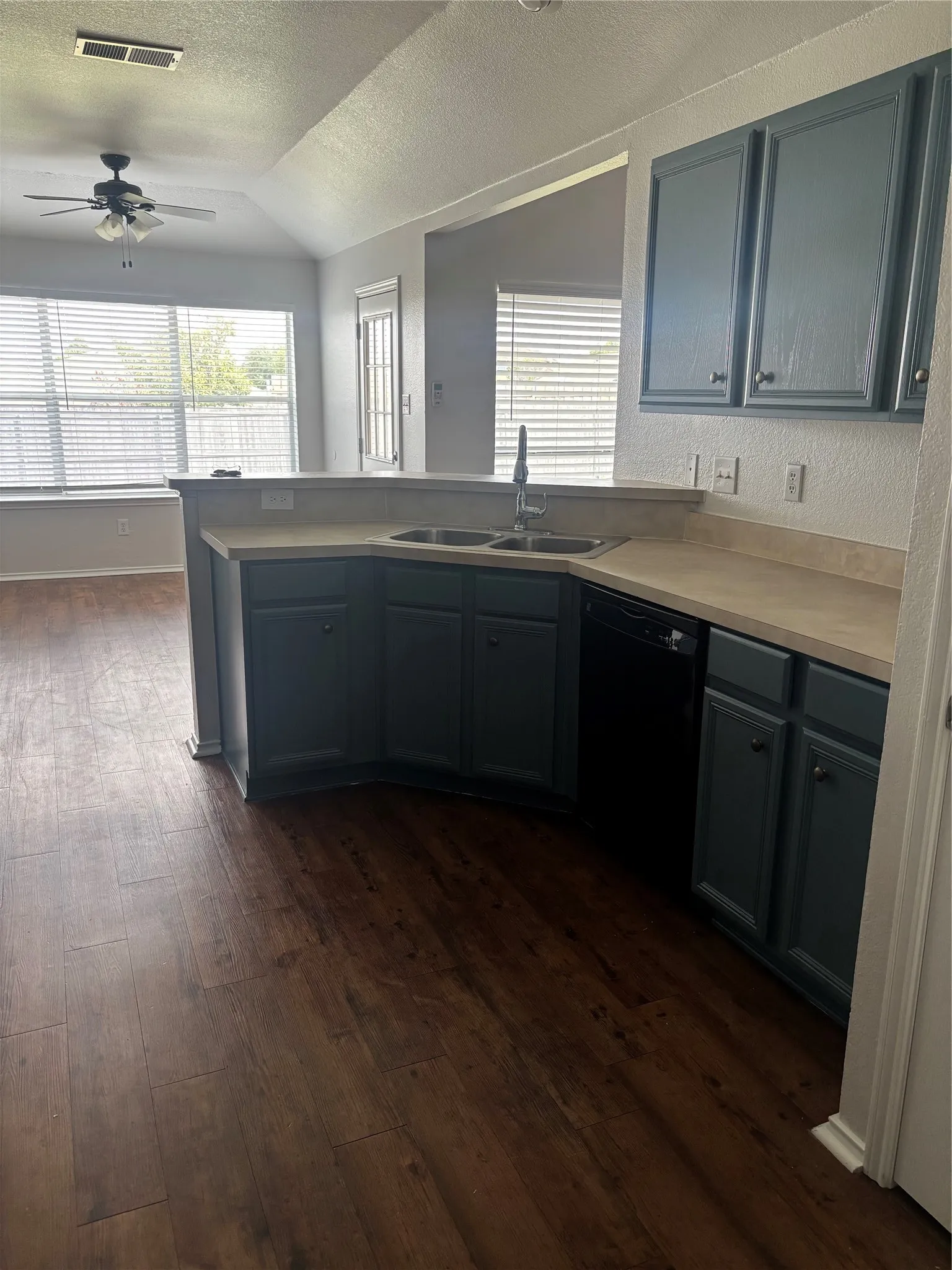 Single Family Residence For Rent in Ellis County , 1321 Yukon, Midlothian, Texas 76065, 3 Bedroom, 2 Bathroom, 2 Garage spaces, 1,597 Sqft, built in 2005, mls#21414463, Real Estate Agent in Midlothian, Homes For Rent in Ellis county, Homes For Rent in Midlothian, Realtor in Midlothian Texas, Real Estate Brokerage Independent Realty Texas, Luminita Cordes Realtor