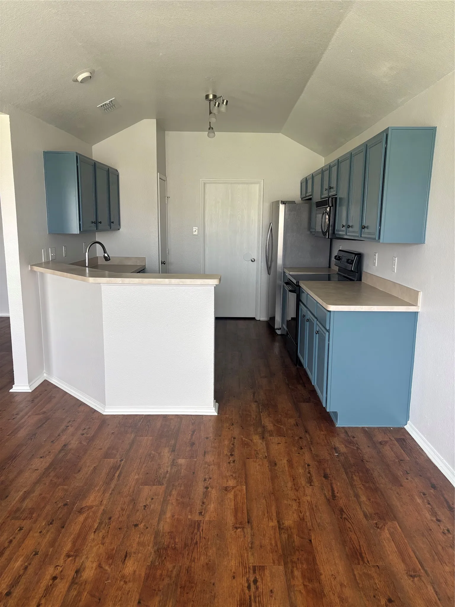 Single Family Residence For Rent in Ellis County , 1321 Yukon, Midlothian, Texas 76065, 3 Bedroom, 2 Bathroom, 2 Garage spaces, 1,597 Sqft, built in 2005, mls#21414463, Real Estate Agent in Midlothian, Homes For Rent in Ellis county, Homes For Rent in Midlothian, Realtor in Midlothian Texas, Real Estate Brokerage Independent Realty Texas, Luminita Cordes Realtor