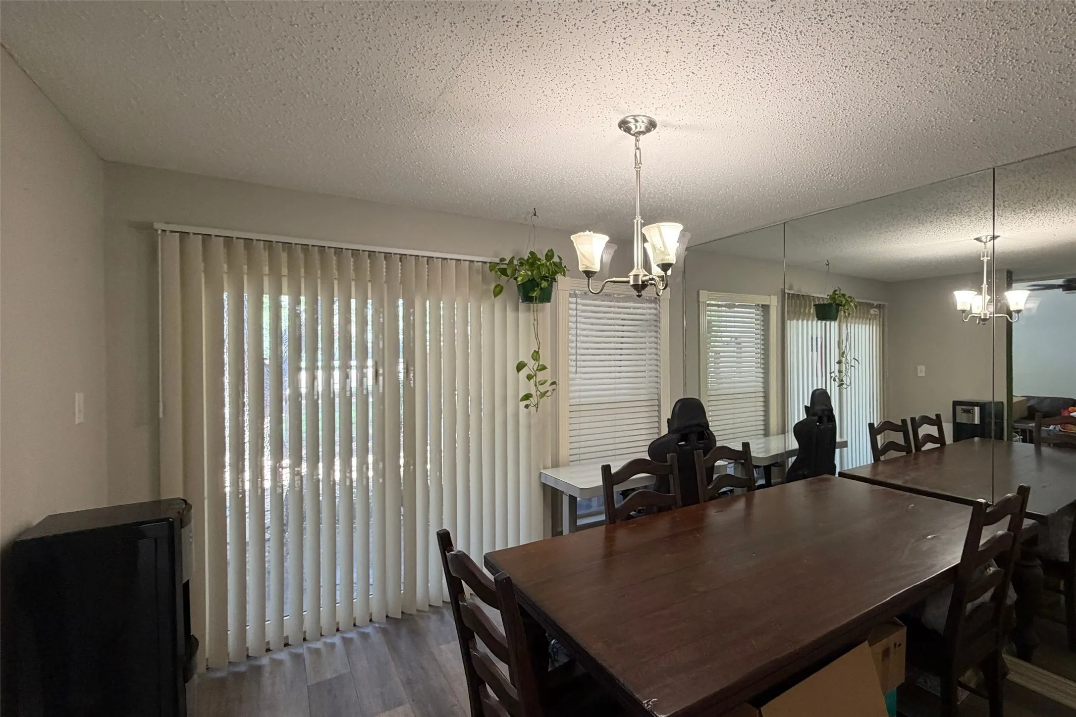 Single Family Residence For Sale in Dallas County , 2994 Buttonwood Drive, Carrollton, Texas 75006, 2 Bedroom, 3 Bathroom, 2 Garage spaces, 1,699 Sqft, built in 1972, mls#21414419, Real Estate Agent in Carrollton, Homes For Sale in Dallas county, Homes For Sale in Carrollton, Realtor in Carrollton Texas, Real Estate Brokerage Independent Realty Texas, Luminita Cordes Realtor